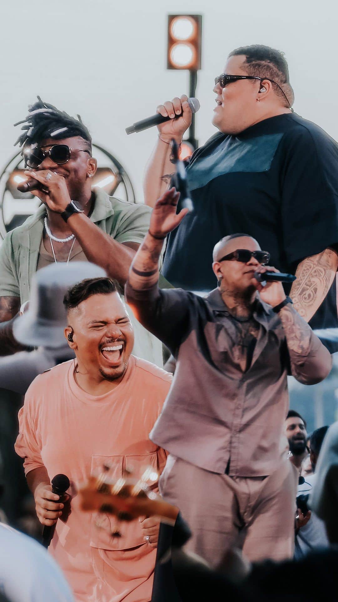 Sorriso Marotoのインスタグラム：「Ainda não deu “O Que Tinha Que Dar” esse feat não, turma! 🤪🎶  Saiu mais um clipe em parceria com a molecada do Menos É Mais e Di Propósito pra vocês curtirem sem moderação. 😎  Já tá liberado sofrer, vai lá no nosso canal e taca o play! 💥💥💥」