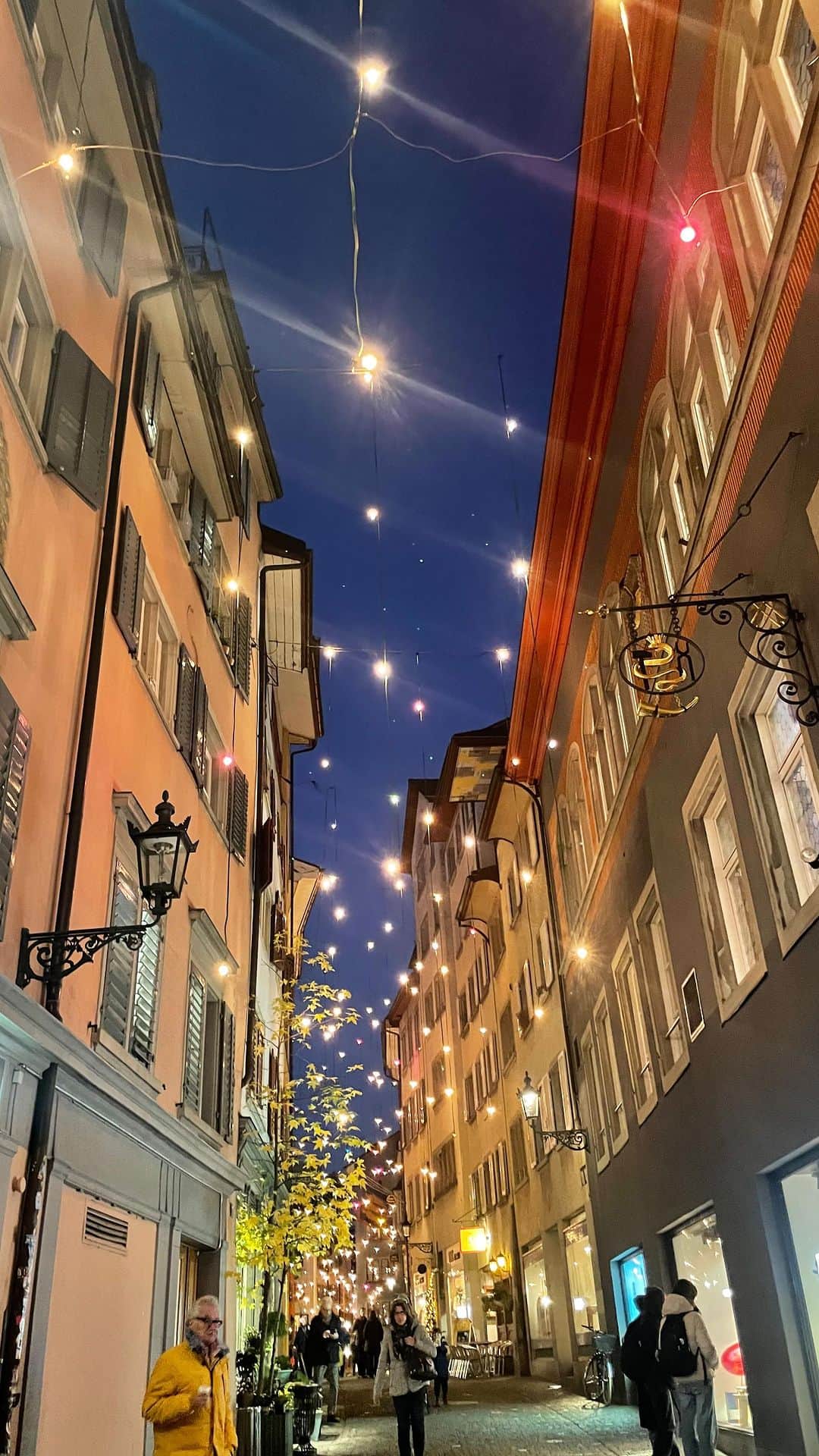 新倉瞳のインスタグラム：「Favorite Christmas lights in the world ✨  チューリッヒで、いや世界でいっちばん好きなクリスマスライト 毎年変わらないところが尊くて素敵で大好き。」