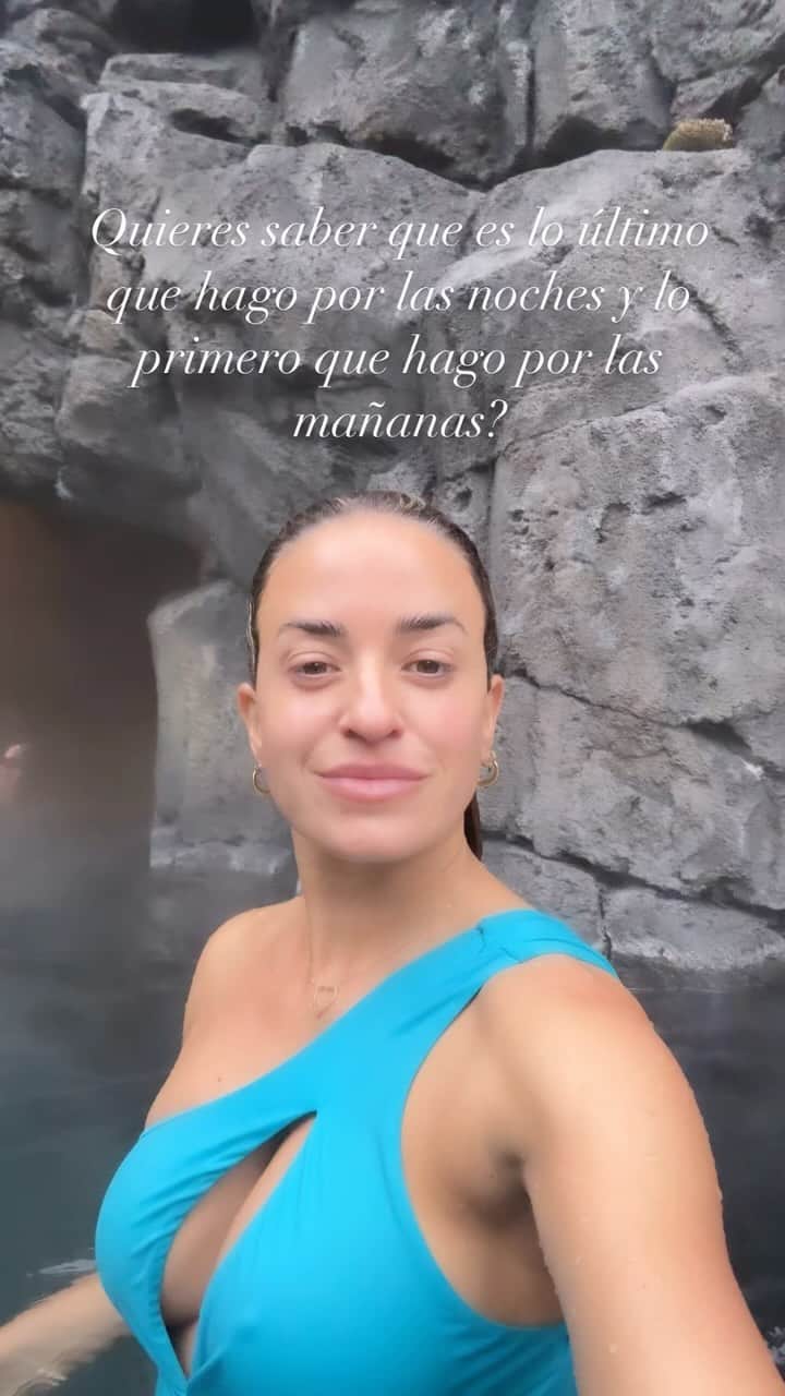 ジェマ・マリンのインスタグラム：「🫶🏻Feliz Día De Acción de Gracias 🫶🏻  Siempre me ha gustado esta festividad y más aún desde que viví en Estados Unidos. En casa la celebramos sobretodo porque  mis hijas son americanas y quiero que la tengan presente. Menos quejarse y más agradecer, así nos damos cuenta de todo lo bueno y bonito que tenemos, que para empezar estamos viv@s.   “Las personas agradecidas son más felices y están más satisfechas con su vida. Experimentan más esperanza, optimismo y autoestima y rinden más en la escuela y el trabajo. La gratitud está relacionada con una mayor compasión. “  #thanksgivingday #acciondegracias #diadeacciondegracias #US #america #American #MissLA #🇺🇸」