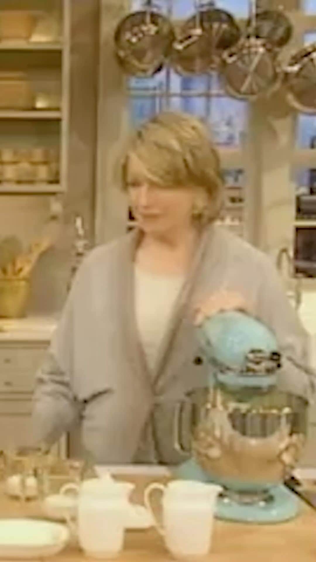 のインスタグラム：「Believe it or not, Martha and Snoop’s friendship emerged out of a bowl of mashed potatoes, prepared on The Martha Stewart Show back in 2008. In this clip, the future friends bond over Martha’s mother’s recipe for this rich and creamy Thanksgiving side dish. Get the recipe at the link in our bio.」