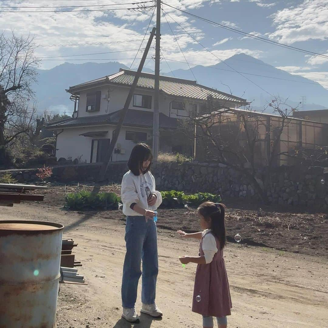 酒井蘭さんのインスタグラム写真 - (酒井蘭Instagram)「#無加工な休日 in 山梨 嫁いだことで都内ではない場所に田舎をもらいました。 大根抜いたり、カリンを取ったり、子供達にそんな経験をさせれて嬉しい💕 2年ぶりに来たけどやっぱり楽しかった！虫すごいけど。笑」11月24日 6時54分 - ransakai0313