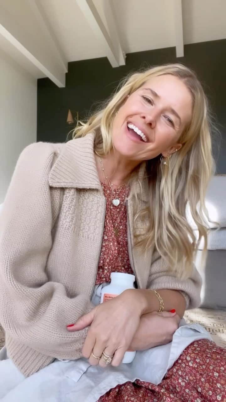 サラ・ライトのインスタグラム：「Jumping on here real quick to let you know @needed  is having their biggest sale of the year !! Get 25% off radically better nutrition at Thisisneeded.com !! Tap the link in my bio or stories and have a gorgeous day! ❤️🙌🏻🍂🌻🍁 code BESTDEAL will auto apply at checkout 🙌🏻🙌🏻🙌🏻」