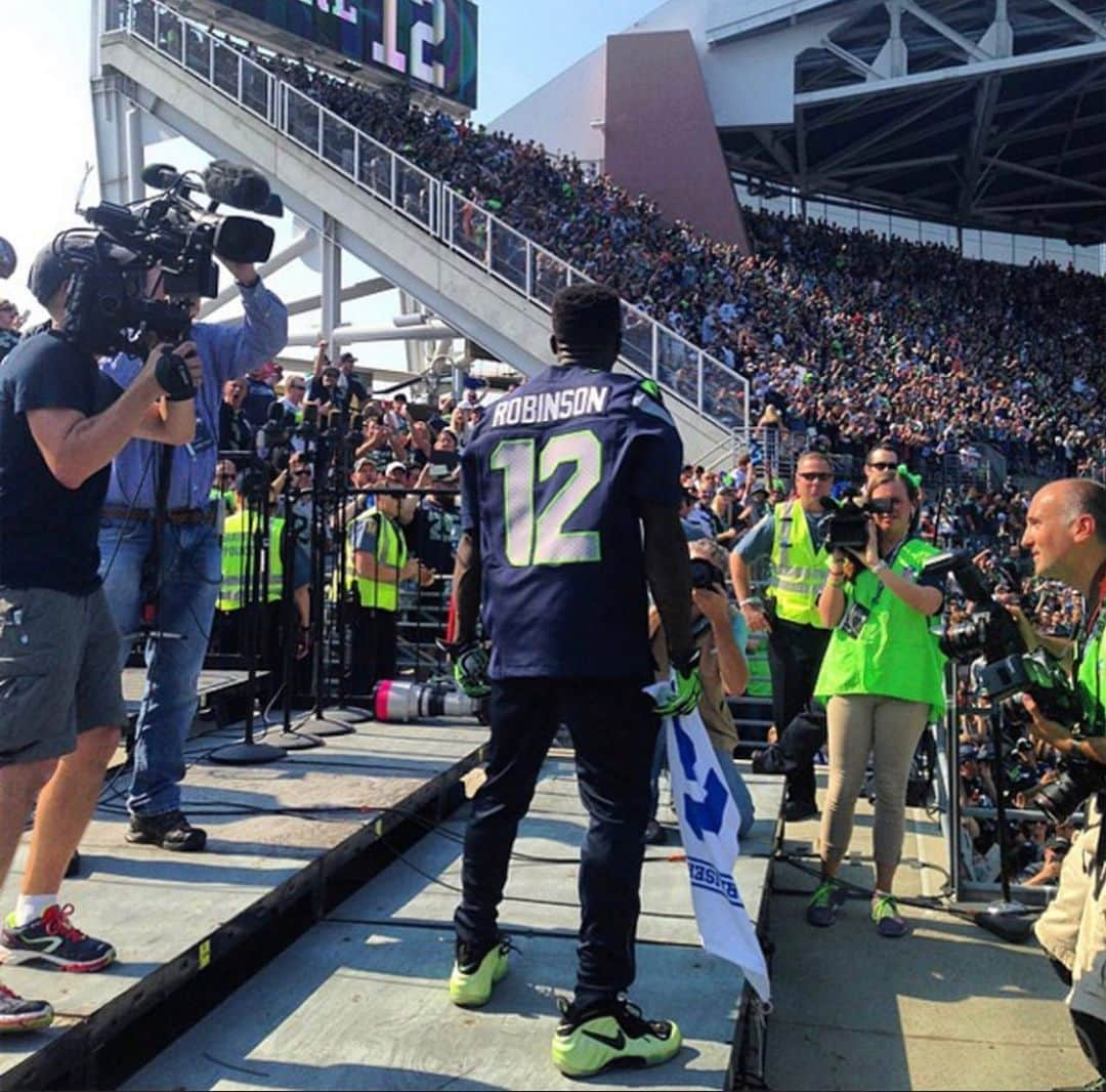 ネイト・ロビンソンのインスタグラム：「Y’all know what time it is !!! #12man @seahawks LFG we need this win it’s time to step it up」