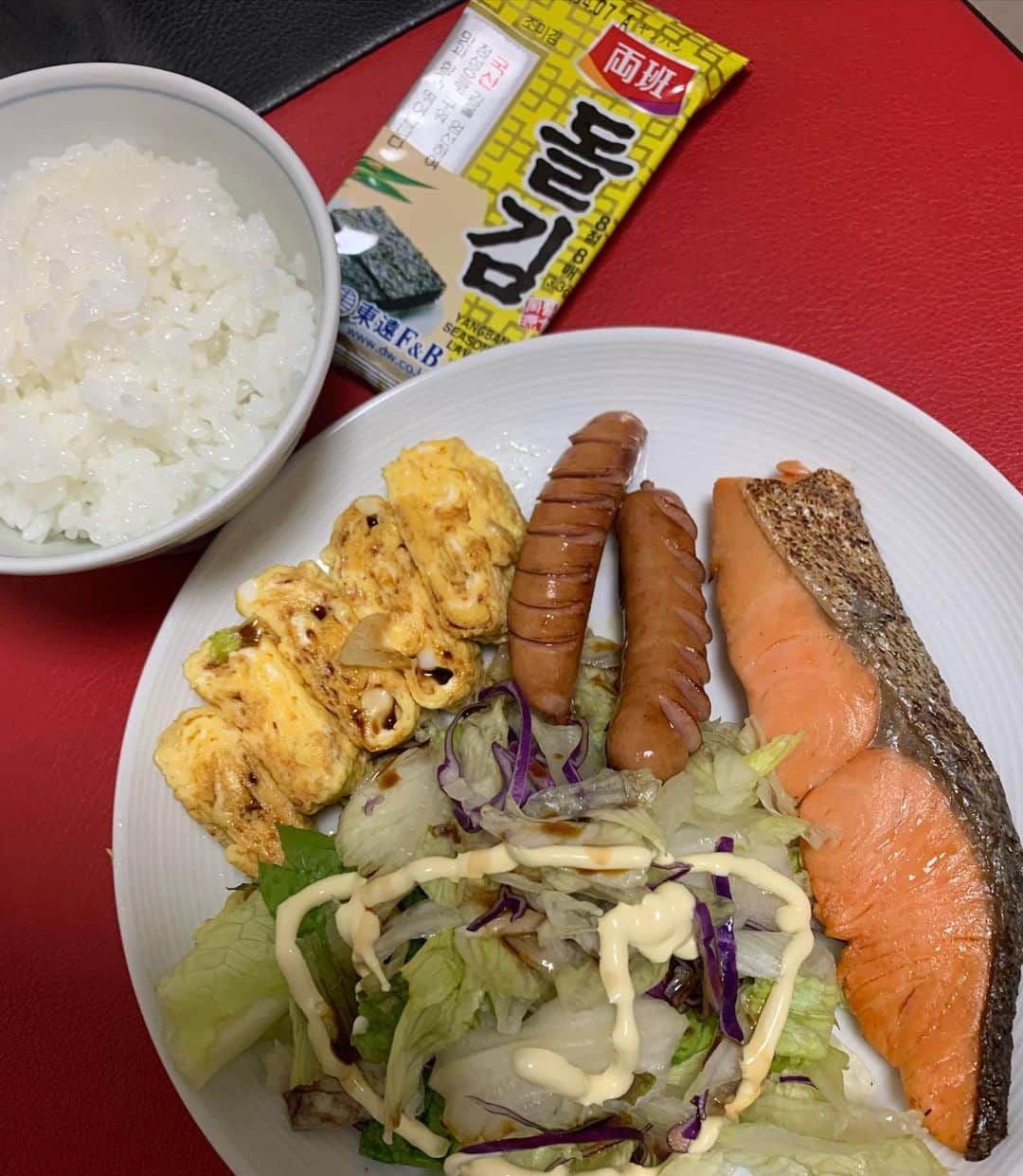 村上ショージのインスタグラム：「おはよう😃やったり朝メシ美味いな😋新之助炊いて噛み締めながらいただきます^_^シャケはコンビニで卵焼きにシャウエッセン^_^韓国海苔美味い^_^さあー今日も少し頑張ろう！」