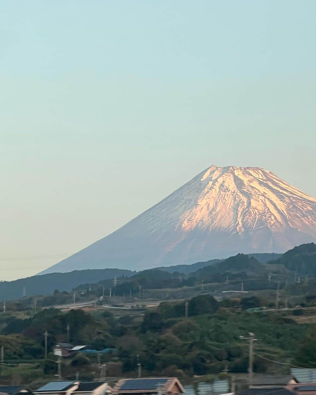 高橋ひとみのインスタグラム：「おはようございます☀ 久しぶりに朝日に照らされた美しい富士山を見ることができました🗻 本日11月24日(金)9:50〜からの東海テレビ「スイッチ！」に出演します🎵 今日の特集は「ちょっと宿場を歩いてみませんか」 岐阜県の中山道・馬籠宿編です🚶‍♀️ お楽しみに〜♪ #東海テレビ #スイッチ！」