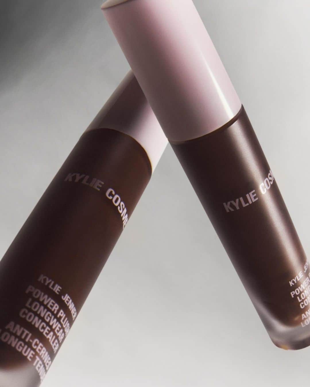 Kylie Cosmeticsのインスタグラム：「the concealer of your dreams. 🤍 conceals. brightens. blurs. hydrates. now available in 40 perfected shades.」