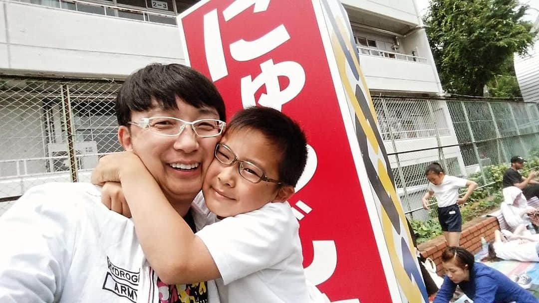 木下博勝さんのインスタグラム写真 - (木下博勝Instagram)「おはヨネスケ 小学校の運動会での一枚 学校行事への参加は少なかったのですが、こんなポーズをしてくれていたとは、嬉しい限りです。 昨夜も、JJに電話して30分程度話しました。激励と悩みを聞いてアドバイス。効果が有ればイイのですが。 ジャガーさんは沖縄で試合後打ち上げがあったようです。 何故か2次会の移動が、プロレスラー3人の騎馬戦の上に乗って移動する動画が送られて来ました。沖縄の方、驚いたのでは？（笑） 今夜はテストが終わったJJが帰宅しますので、会います。明日のインスタライブは、家族で、かな〜。 パーティー無しで、静かに？週末を過ごす予定です。  麻布十番ジャガークリニック、さいたま新都心ジャガークリニックで一緒に、地域の為、国の為、自分の為に、働いて頂ける、看護師、医療事務の方を急募です。 当院の理念に賛同して頂けるドクターも募集中です。 宜しくお願い申し上げます。  クリニックのHPをご覧頂くか、saitamajaguar@gmail.com までご連絡お願い申し上げます。  #JJ  #大維志 #さいたま新都心ジャガークリニック #さいたま新都心　#北与野　 #さいたまスーパーアリーナ #さいたま市　#中央区　#与野　#さいたま県 #小児科　#内科　#外科 #ジャガーファミリー #ジャガー横田 #東麻布 #麻布十番 #麻布十番ジャガークリニック #港区 #木下博勝 #開業と言えば南山堂」11月24日 7時09分 - hirokatsu_kinoshita