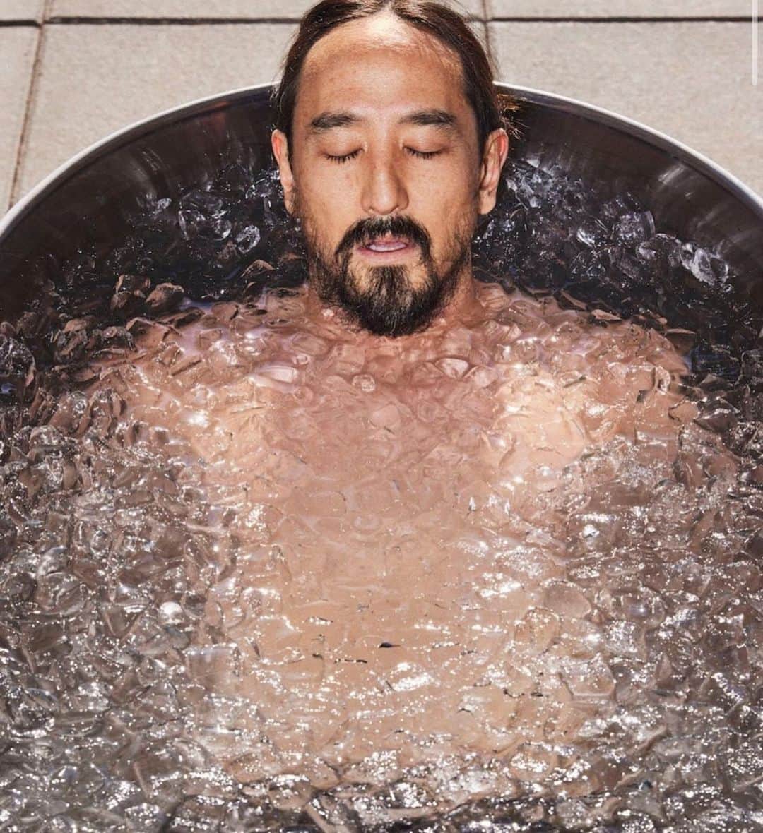 スティーヴ・アオキのインスタグラム：「Happy thanksgiving 🥶」