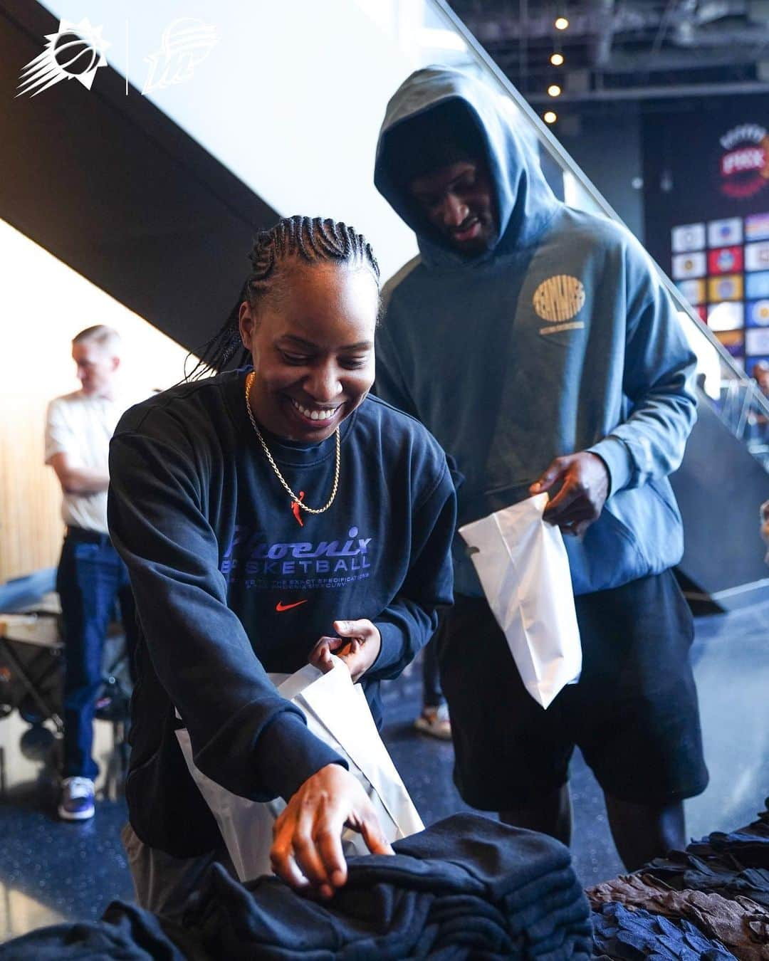 フェニックス・サンズのインスタグラム：「Tipping off our Season of Giving 🤝  Chimezie Metu, Shey Peddy, and Suns & Mercury Team Members helped pack 750 winter necessity bags in partnership with St. Vincent de Paul.   From clothes, to food, and more, we’re always proud to make an impact on the Phoenix Community 🙌」