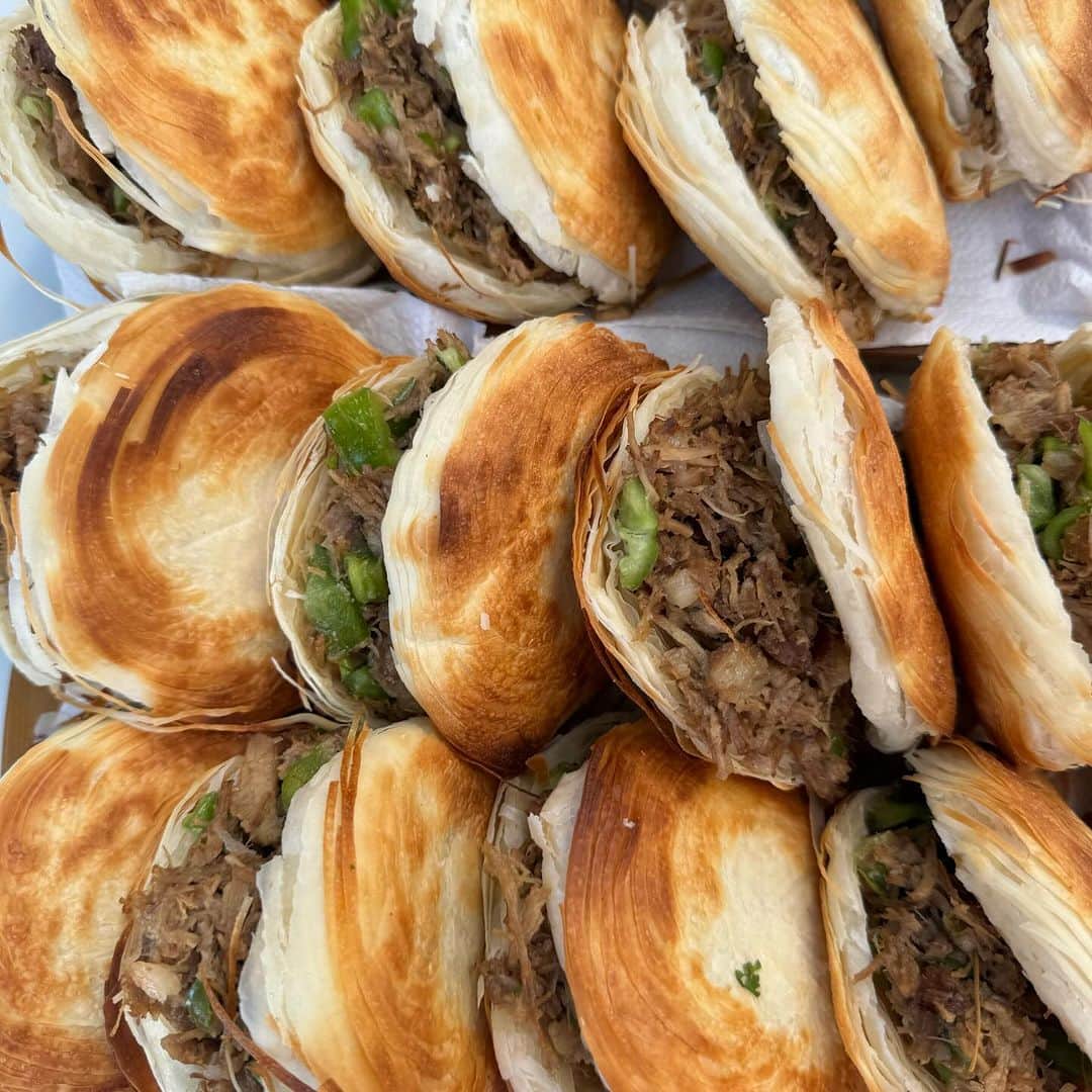 ライナ・ホワンさんのインスタグラム写真 - (ライナ・ホワンInstagram)「Always an honor to eat with @xiaohui_foodie one of the best eaters in Taiwan 🇹🇼 and honestly one of the best I know 🥹   We took on the Chinese hamburger challenge @momodarling520  - if you eat 15 of these (weigh about 220 grams each) in 30 minutes you get the meal free as well as a 3000 NTD prize ($100USD) 🏆   Total weight comes to nearly 8lbs and the bread is THICCC 🫠  Stay tuned for the full video on YouTube and make sure to check out my friend @xiaohui_foodie ✨」11月24日 7時14分 - rainaiscrazy