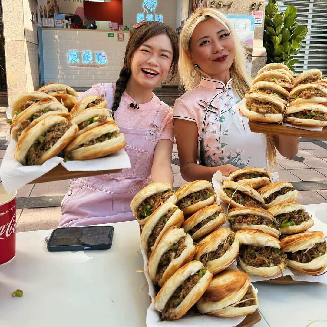 ライナ・ホワンのインスタグラム：「Always an honor to eat with @xiaohui_foodie one of the best eaters in Taiwan 🇹🇼 and honestly one of the best I know 🥹   We took on the Chinese hamburger challenge @momodarling520  - if you eat 15 of these (weigh about 220 grams each) in 30 minutes you get the meal free as well as a 3000 NTD prize ($100USD) 🏆   Total weight comes to nearly 8lbs and the bread is THICCC 🫠  Stay tuned for the full video on YouTube and make sure to check out my friend @xiaohui_foodie ✨」