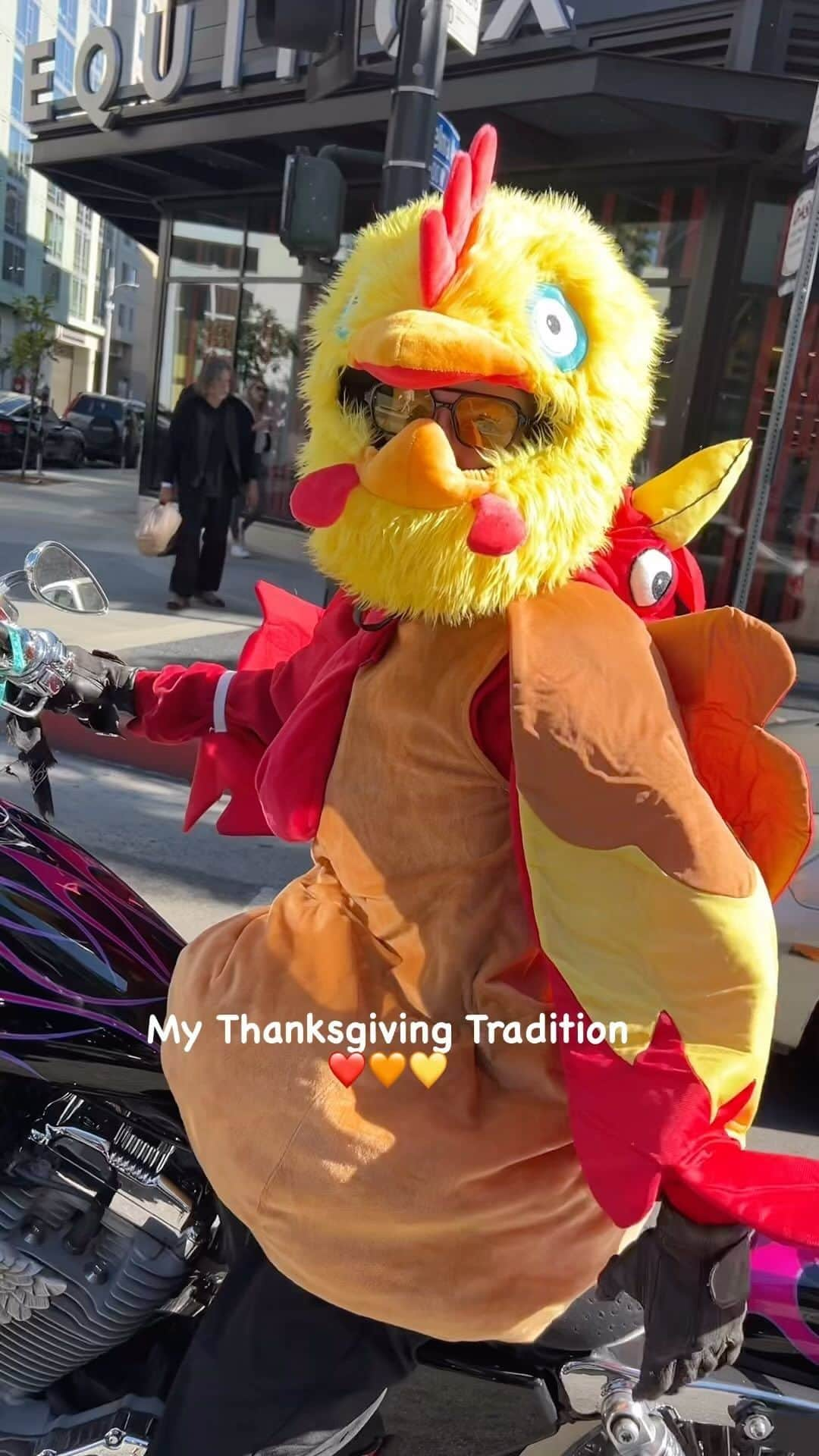 コーディー・レニー・キャメロンのインスタグラム：「My Thanksgiving Tradition: 3rd year in a row ❤️🧡💛  Vid cred @jigger.la  Helmet cover @motoloot   #thanksgivingbiker #motorcycles #hollywood #harleyoftheday #motoloot #helmetcover」