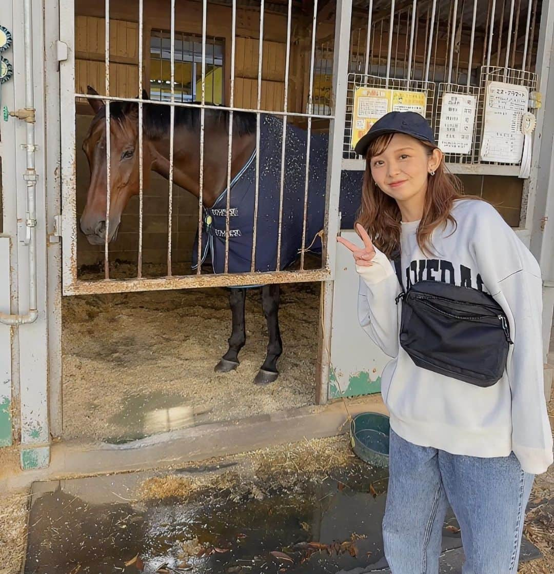 かとう唯のインスタグラム：「おはヨーロッパ☀️  先日、本物のお馬さん🐎に会って来ました✌️💗ヒヒーン  #ライフイズダービー いよいよ、明日から、開幕🐎💨💨💨 本日はゲネプロです🙌  わたしは 北海道から馬を探しに来た少女の役です！ 人生で6度目のオーバーオール役。笑 大切に務めまうす✊✨✨  【✨最新情報✨】 ミュージカル『LIFE IS DERBY〜朝もやの向こうから〜』  【公演日時】 ①11月25日(土)17:00~ ②11月26日(日)14:00~ ※開場30分前 ※公演時間は2時間半〜3時間(予定) ※途中休憩あり  【チケット】 全席指定席　　🎉全席sold out🎉 (⚠️当日券なし)  【劇場】 東員町総合文化センターひばりホール  💐終演後、ロビーにて面会あり💐  面会できるのとか 何年ぶりだろう🥹✨✨  明日、明後日、おまちしてまうす〜☺️💗  詳しいインフォメーションは ブログに書いたので かとう唯　ブログ　で検索で🔍みてね！✨✨ (ストーリーズにも載せてまうす)  #馬 #お馬さん #お馬さんと2ショット  #ミュージカル #ひばりホール #東員ひばりホール #東員町ミュージカル #ローカルスーパースターズ」