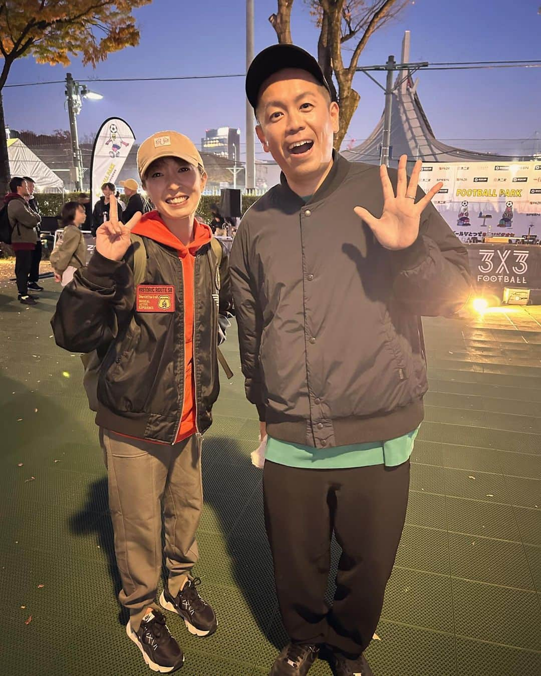 max―Reinaのインスタグラム：「トシさんの嫁っ子ちゃんのお誘いで 【FOOTBALL PARK -SHIBUYA 2023-powered by Next Generations】に行って来ました〜⚽️  長男くんとチビ助は3x3FOOTBALピックアップゲームで始めて会う子とサッカーしたり、リフティングチャレンジに参加して汗だくになりながら楽しんでました〜😆  トシさん家族に会うのもコロナ前が最後だったので、お互いの子供達の成長にビックリ！  大きくなったね〜✨  そして元日本代表の那須大亮くんはMAXの誕生日パーティーによく来てくれていたので、それこそ会うのが15年振りぐらい⁈  久しぶりに会えて嬉しかった〜😊  ボール１つで楽しめる、素敵なイベントでした⚽️ また誘ってね🤗  #トシ #タカアンドトシ #那須大亮 #サッカー日本代表 #putballpark #サッカー #サッカー少年 #サカママ」