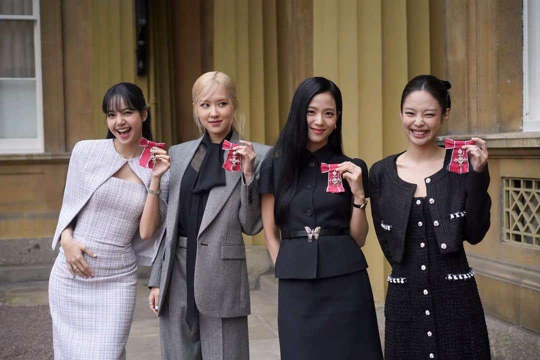 Vogue Australiaのインスタグラム：「Yesterday afternoon, #Blackpink visited Buckingham Palace, where #KingCharlesIII invested #Rosé, #Jennie, #Jisoo and #Lisa as Honorary Members of the Order of The British Empire. See all of the details from the affair at the link in our bio.  📷 Getty Images」