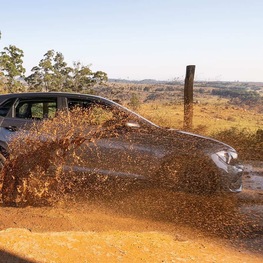 Volkswagen do Brasilさんのインスタグラム写真 - (Volkswagen do BrasilInstagram)「Na agitação da cidade ou na aventura do campo? É só você escolher! O Polo Track está pronto para a sua aventura. #VWBrasil #PoloTrack  #VWParaTodos Carrossel com três imagens estáticas. A primeira e a segunda são uma imagem dividida em duas de um Polo cinza visto de frente e estacionado em uma rua de asfalto. Uma pessoa está sentada no banco do motorista enquanto mais 3 pessoas entram no carro, uma pela porta do passageiro e as outras duas pelas portas traseiras, uma de cada lado. A segunda é um Polo cinza passando por uma estrada de terra e jogando lama para o alto.」11月24日 7時37分 - vwbrasil