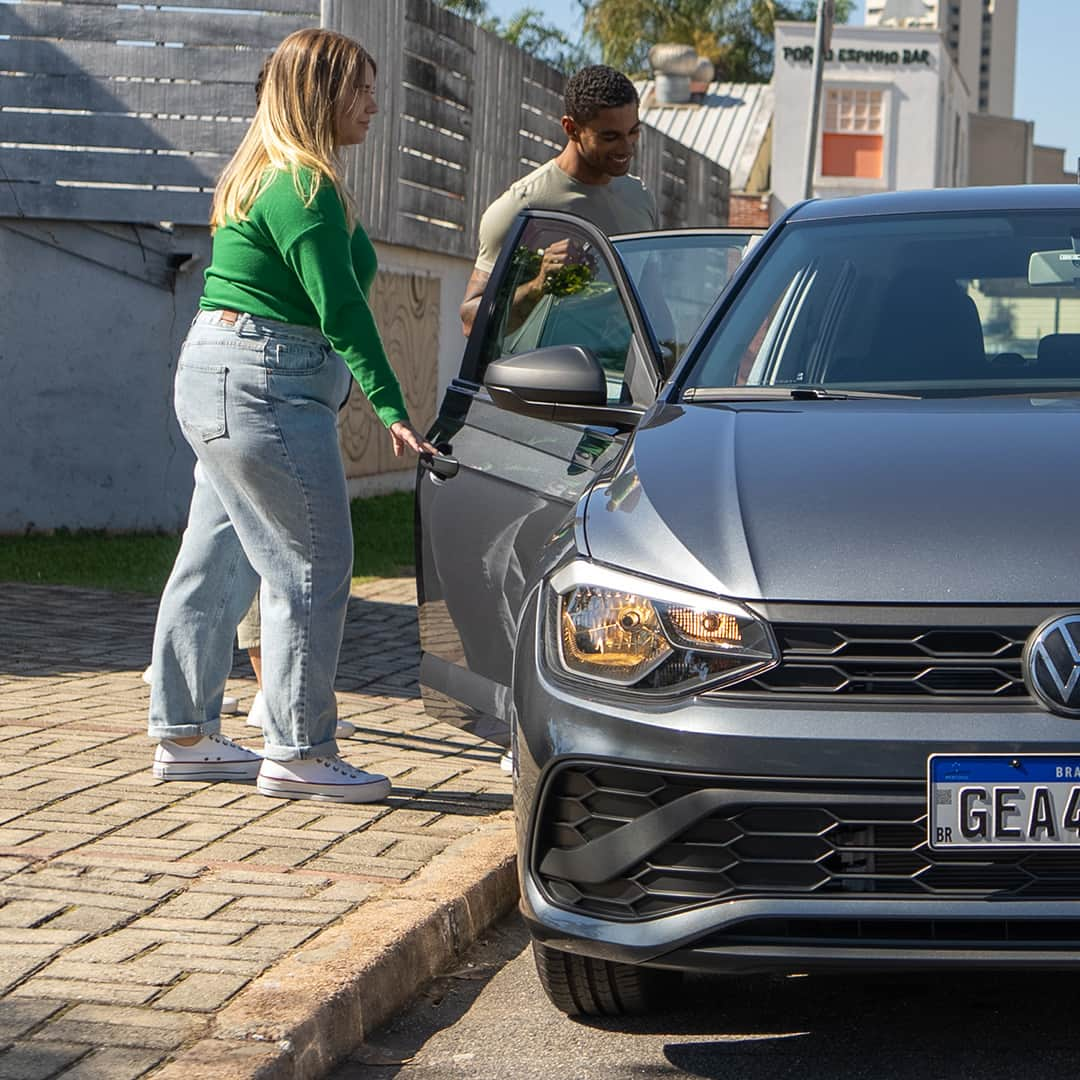 Volkswagen do Brasilさんのインスタグラム写真 - (Volkswagen do BrasilInstagram)「Na agitação da cidade ou na aventura do campo? É só você escolher! O Polo Track está pronto para a sua aventura. #VWBrasil #PoloTrack  #VWParaTodos Carrossel com três imagens estáticas. A primeira e a segunda são uma imagem dividida em duas de um Polo cinza visto de frente e estacionado em uma rua de asfalto. Uma pessoa está sentada no banco do motorista enquanto mais 3 pessoas entram no carro, uma pela porta do passageiro e as outras duas pelas portas traseiras, uma de cada lado. A segunda é um Polo cinza passando por uma estrada de terra e jogando lama para o alto.」11月24日 7時37分 - vwbrasil