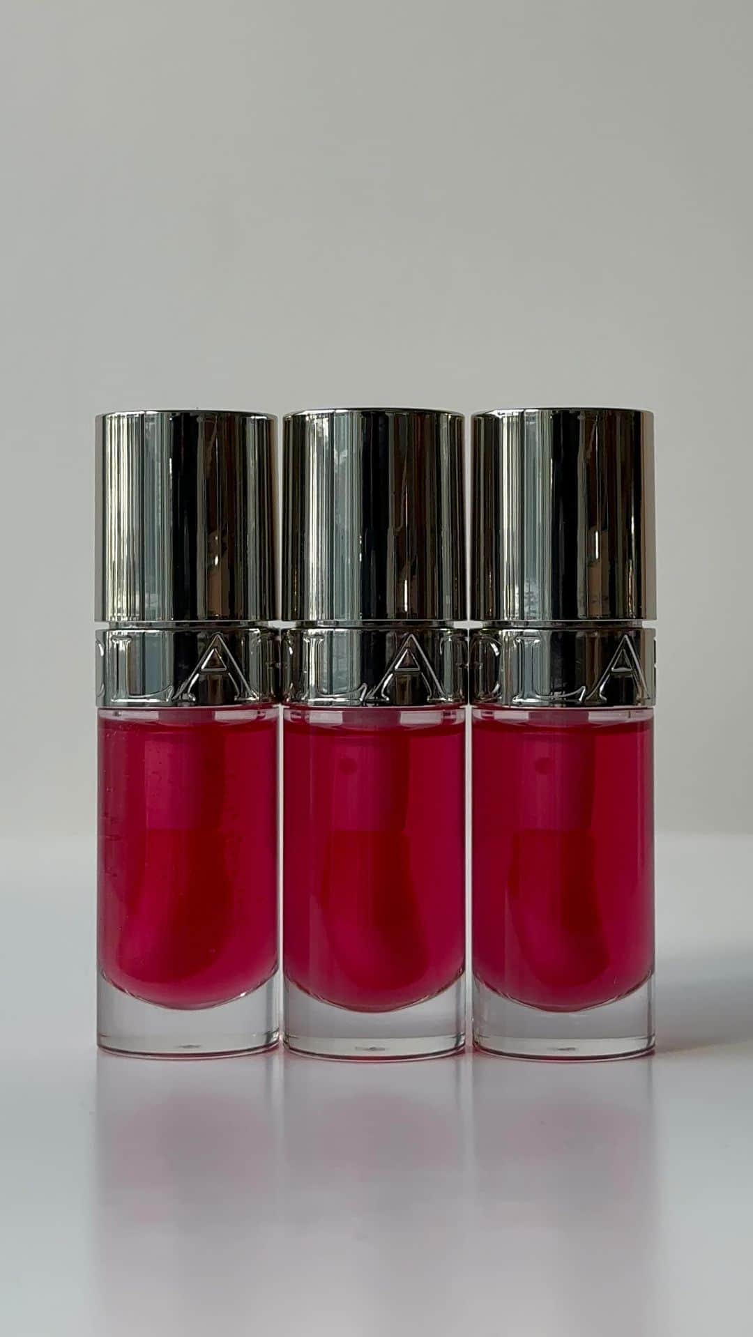 Clarins Canadaのインスタグラム：「Don’t wait any longer! Just a few days are left to our Share The Love campaign. For every Lip Comfort Oil in the exclusive shade Lovely Rose purchased exclusively at Shoppers Drug Mart until December 1st, $5 will be donated to Look Good Feel Better to support women and teens facing cancer*. ___________ N’attendez plus ! Il ne reste que quelques jours à notre campagne Partagez avec Amour. Pour chaque Huile à Lèvres dans la teinte exclusive Lovely Rose achetée exclusivement chez Pharmaprix jusqu’au 1er décembre, 5 $ seront versés à l’organisme Look Good Feel Better pour soutenir les femmes et les adolescentes qui font face au cancer*.  *Valid until December 1st or until quantities last. / *Valide jusqu’au 1er décembre ou jusqu’à épuisement des stocks. @lgfbcanada @shoppersbeauty @pharmaprixbeaute  #Clarins #ShareTheLove #PartagezAvecAmour #BelleEtBienDansSaPeau #LGFBCanada #BBDSP #ShoppersDrugMart #Pharmaprix」