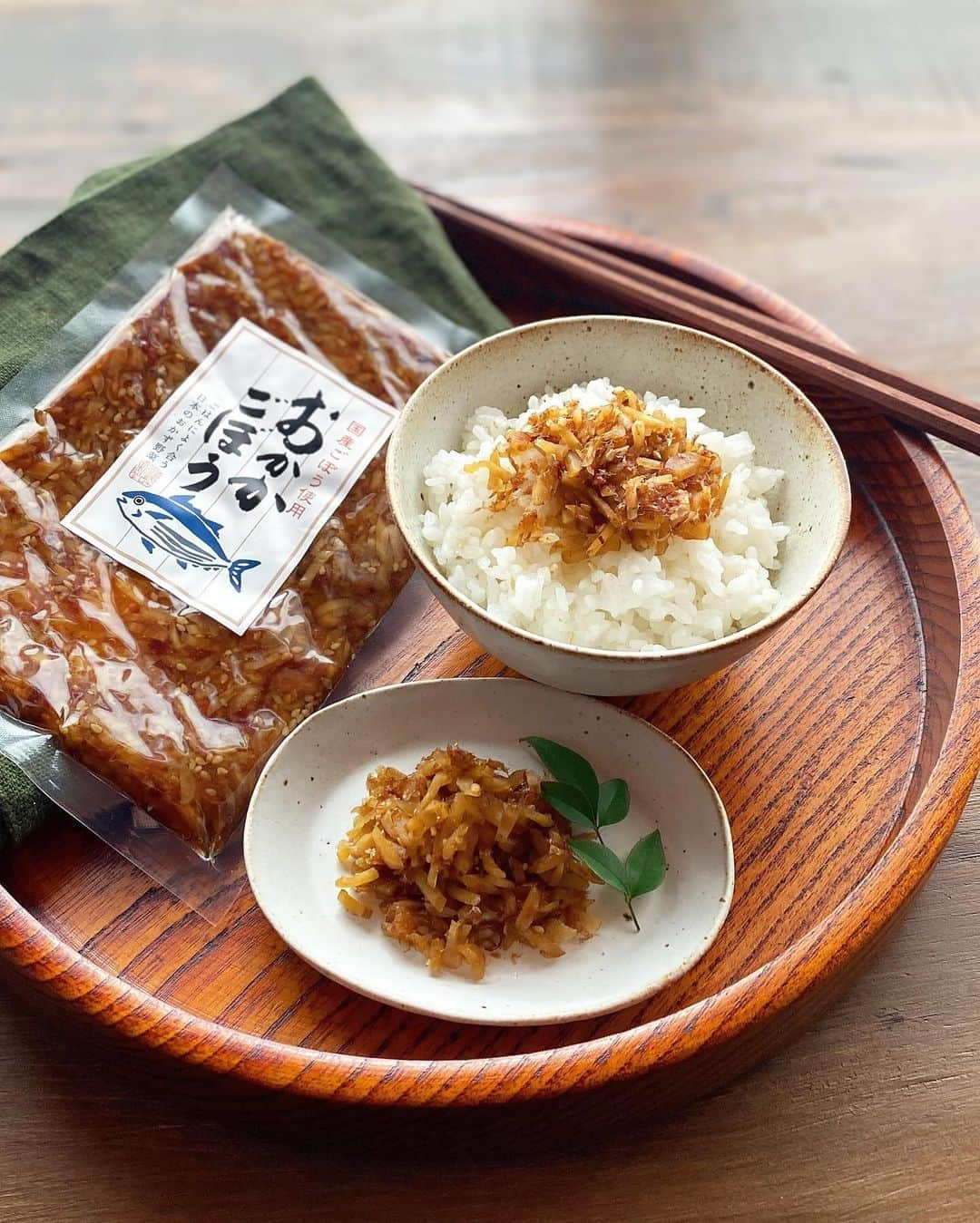 るみさんのインスタグラム写真 - (るみInstagram)「・ 今日のレシピ🥪  ＼食べ応え抜群！栄養満点／ 『サラダチキンとごぼうのサンドイッチ』  ボリュームいっぱいのごちそうに仕上げたわんぱくサンドです。 食べ応えもあり栄養満点で我が家では大好評なサンドイッチです！  シンプルなサラダチキンに野菜たっぷりでごぼうの食感と風味が美味しい組み合わせ。 今回使用した「おばねや おかかごぼう」は、おかかの旨味もギュッと詰まっていて、和な味わいがマヨネーズとも相性がよく細かく刻まれているので使い勝手もよいです。 そんなお漬物を使用することで面倒な下処理はなし、味付けも簡単に決まりさっと使えるので時短にも繋がるおすすめな使い方です。 よかったらお試ししてみてくださいね。 ・ 【材料】2人分 食パン…4枚(8枚切り) 鶏むね肉…1枚(300g) トマト…1個 レタス…2〜3枚 スライスチーズ…2枚 おばねや「おかかごぼう」…60g 砂糖…小さじ1 塩…小さじ1/2 マヨネーズ…大さじ3 バター…適量 粗びき黒こしょう…適宜 ・ 【作り方】 ①サラダチキンを作る。鶏むね肉は皮を取り、フォークで両面まんべんなく刺す。ポリ袋に入れて砂糖→塩の順によく揉み込み、袋の空気を抜いて口を閉じる。  ②鍋にたっぷりの湯を沸かし、沸騰したら弱火にし1の鶏肉を入れたポリ袋を入れる。2分加熱したら鶏肉を裏返し、火を止め蓋をしてそのまま30分ほど(火が通るまで)置く。  ③食パンをトースターでかるく焼く。焼いている間にトマトは5～6mm厚さに切る。レタスは食パンサイズに手でちぎる。おばねや「おかかごぼう」とマヨネーズは混ぜ合わせ、ごぼうマヨを作る。2の鶏むね肉は5mm厚さ程度に切る。  ④食パンが包めるくらいの大きさにラップを用意し、焼けた食パンを2枚並べる。1枚はバターを塗り、もう1枚にごぼうマヨを半量のせる。  ⑤ごぼうマヨをのせたパンの上に半量のレタス、サラダチキン、トマト、スライスチーズ1枚を順にのせて、もう1枚のパンで挟む。同様にもう1セット作る。  ⑥ラップでしっかり固定するように包み、そのまま5分ほど置く。  ⑦半分に切り分けて器に盛り付け、お好みで粗びき黒こしょうをふる。 ・ 今日のpoint☝️ ●ポリ袋は湯せん対応のものをご使用ください。  ●工程5では、トマトをのせる前に少し水分をペーパータオルに吸わせてから盛り付けるとサンドイッチが水っぽくならないのでおすすめです。  ●サンドイッチを半分にカットする方向に注意しましょう。サラダチキンを横に並べた方向にカットすると断面が綺麗です。  ●サラダチキンは市販のものでも◎ ・ ・ ◇レシピの検索、保存は、 レシピサイト @recipe.nadia からできます。 ☆Nadia  ID  470914 ・ ・ ・ ✼ •• ┈┈┈┈┈┈┈┈┈┈┈┈ •• ✼ 著書📕『るみのささっと和食』 2022年5月31日発売 出版社／ワン・パブリッシング  ※全国書店、Amazon、楽天ブックスにてご購入できます。  ※詳しくは @ru.ru_rumi  プロフィールリンクからご覧いただけます。 ✼ •• ┈┈┈┈┈┈┈┈┈┈┈┈ •• ✼ ・ ・ #おばねや  #obaneya  ・ #レシピ本 #るみのささっと和食　 #NadiaArtist #Nadiaレシピ #Nadia #わんぱくサンド #サンドイッチ #サンドイッチレシピ #食パンレシピ #サラダチキンレシピ #サラダチキン #漬物アレンジ #漬物 #朝ごはん #お昼ごはん #お弁当 #時短レシピ #簡単レシピ #節約レシピ #手作りごはん #簡単ごはん #和食ごはん #和食レシピ #おかずレシピ #献立 #料理本 #japanesefood」11月24日 7時33分 - ru.ru_rumi