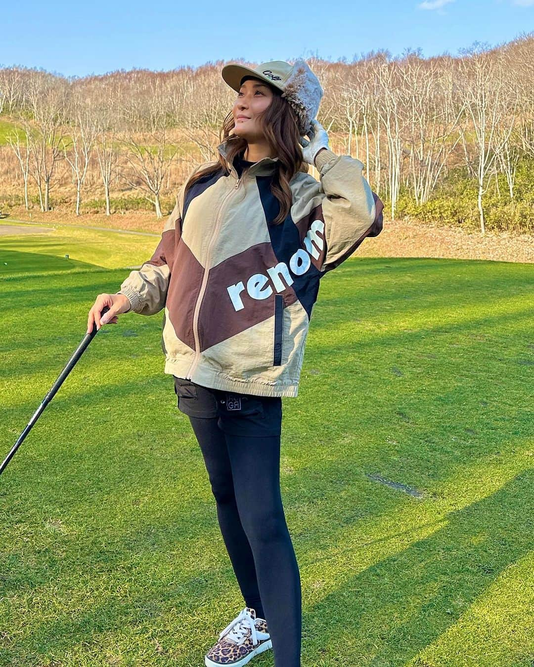 Sayaka.Mさんのインスタグラム写真 - (Sayaka.MInstagram)「. 先日の暖かい日ゴルフ⛳️🏌️‍♀️ 今季最後になるでしょう  スコアは前半良くて、おっベストで終われるかな て思いきや後半ぐだぐだなやつ😅  ただ気持ちの良い天気で最高 最近オールブラックコーデが多かったから ちょっと冬めいたコーデにて🐻  来年は練習頑張ろ✊  #札幌ゴルフ #北海道ゴルフ #ゴルフ女子 #ゴルフウェア #ゴルフ  #renomagolf #ruflog #ゴルフコーデ #golflife」11月24日 7時43分 - insta.sayaka