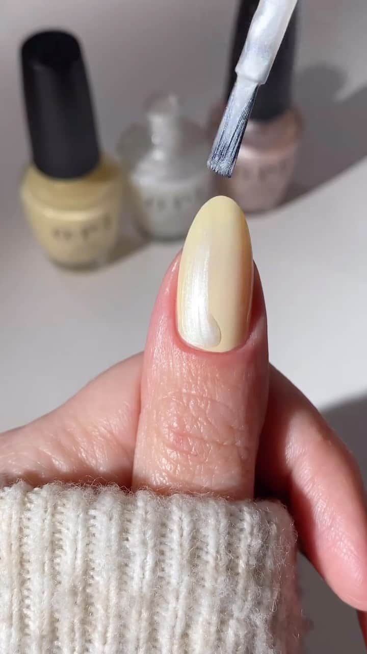 wakeupandmakeupのインスタグラム：「But does it come in chrome? 😉💛 @sedjames  Polishes: @opi  💛 Bilnded By the Ring Light* 🤍 Kyoto Pearl* 🤍 Chiffon-d of You」