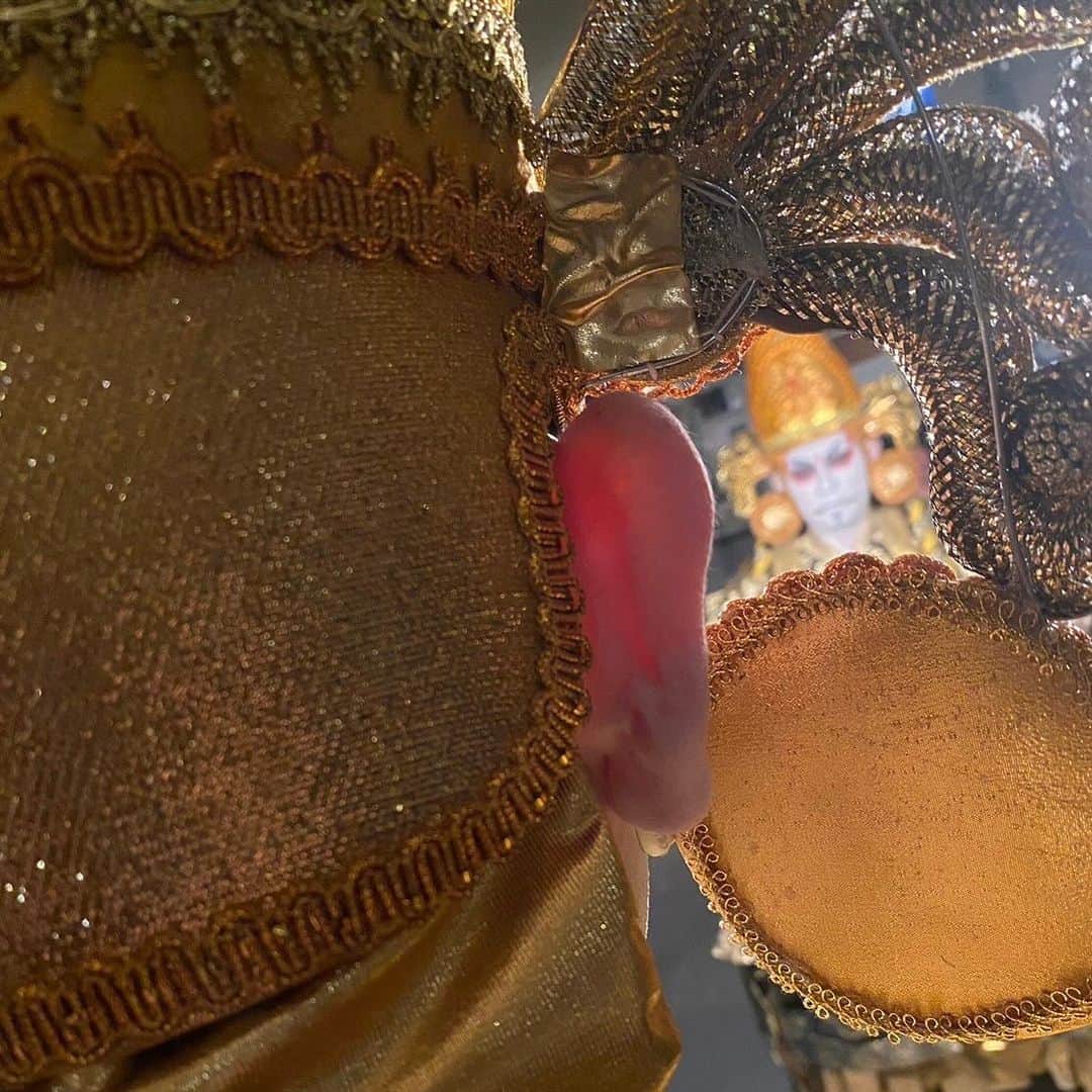 のインスタグラム：「⁡ 耳越しの盗撮。 ⁡ この神様の頭は 鬘ではなく道具扱いなので 自分で被っているのです！ ⁡ 残り2回。 ⁡ #彦付人盗撮 #歌舞伎 #音羽屋 #歌舞伎役者 #彦三郎 #坂東彦三郎 #九代目」