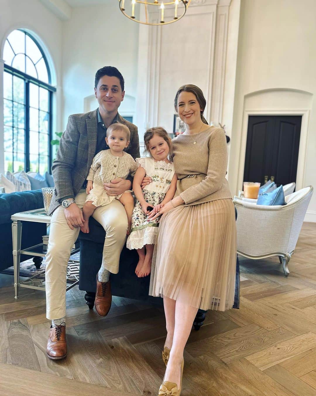 デヴィッド・ヘンリーのインスタグラム：「Happy and blessed Thanksgiving from the Henries! We’re so grateful to have you all in our lives and look forward to many more years together! Next year is gonna be a magical one. I really appreciate everyone spreading the news and donating to my cause of bringing 200 kids gifts this Christmas who wouldn’t otherwise get one! @crosscatholic and I are headed to the Dominican Republic soon to deliver them!」