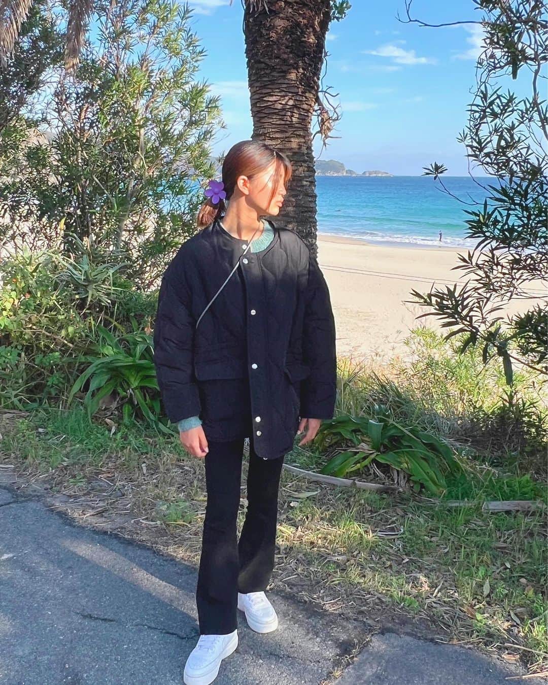 Akane Ogawaのインスタグラム：「おはようございます☀ 昨夜から風強いです🍂  @glassysea_official  キルティングダウンJKT 🖤  しっかり、ダウンフェザー入っています♡ ダウンフェザーなので、とにかく軽くて 暖かい♡ 袖を外してベストにも♡ 海にも公園にも、街にお出かけの時も どんなシーンにも使えるシルエットです✨✨  #pinkmafia #pinkmafia #pinkmafiasmd #izu #shimoda」