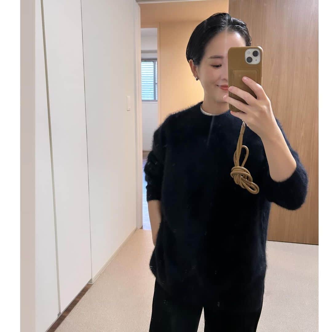 i_am_romikoのインスタグラム：「今年のawはほとんど @unitedarrows_women_store で購入しました！！ このニットは色違いでグレーも購入したくらいお気に入り！ 軽くて温かくてとってもお気に入り！！ #ootd #フォックスカシミヤクルーネックニット」