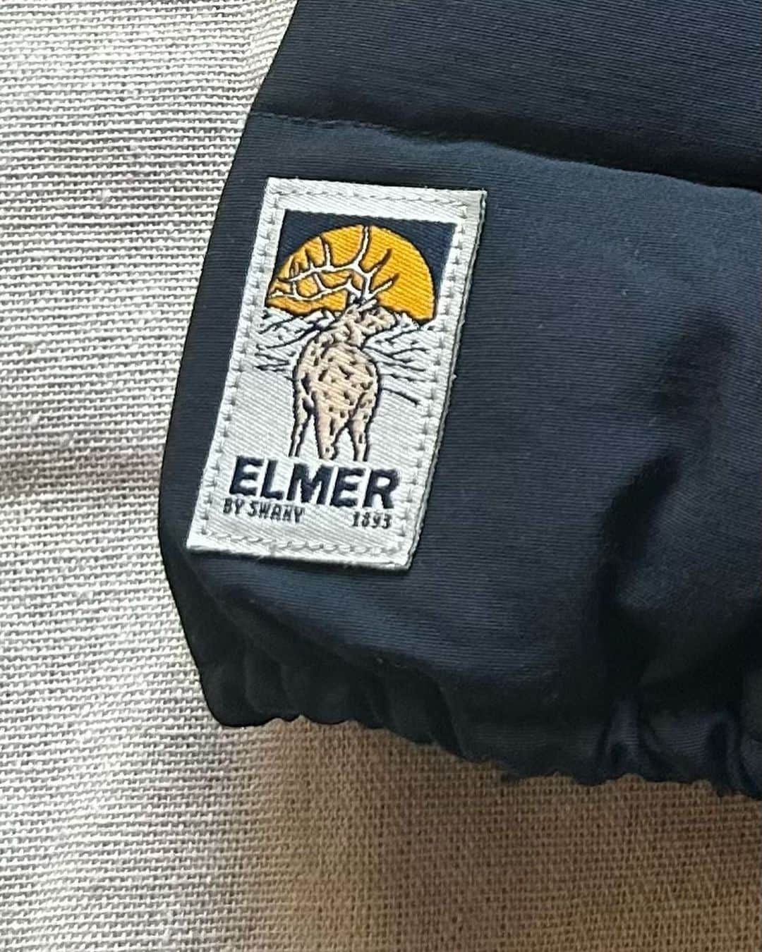 LEEさんのインスタグラム写真 - (LEEInstagram)「『Elmer by Swany （エルマーバイスワニー）』のミトン。LEE編集部のお買い物  昨年の冬、『Elmer by Swany （エルマーバイスワニー）』の鮮やかなブルーのミトンを身につけている人がいて、なんて可愛い手袋！欲しい！と思っていたのですが、そのときは買えませんでした。時は経ち、猛暑の夏を過ごしすっかり忘れていたのですが、また寒くなってきてものすごく欲しかった手袋があった！と思い出し、ようやく購入しました。  迷いに迷ってネイビーに。 こちらのミトン、オレンジやブラウンやブルーなど他のカラーも可愛い上、もこもこのボアのタイプなど同じブランドの他の手袋も魅力的。…悩んだ末、ネイビーにしました。（ボアの手袋、今見ても本当に可愛い）  「エルマーバイスワニー」について調べると…。 ニューヨーク州北部にある「手袋屋の町」と呼ばれるグラバーズビルで、手袋職人のエルマー・リトルが1893 年に創立した「エルマー リトル & サンズ」。 そして、日本の手袋の産地として知られる、香川県東かがわ市（旧白鳥町）の⽼舗手袋メーカー「SWANY（スワニー）」。 『Elmer by Swany（エルマーバイスワニー）』は、エルマー・リトルの職人技や職人魂を引き継ぐように、SWANY（スワニー）が手掛けるブランド。手袋を丁寧につくってきた人々の気持ちがこもっているように思えます。  デザインにも惚れました！ 手の甲側はふっくらマットな質感。手の平側は、指が出せるホールとスナップボタンがある細やかなディテール。ホールを調整できる紐もついていて、キュッとホールを小さくできます。自転車移動多めなので、冬の相棒に。S子  #エルマーバイスワニー #ElmerbySwany  #ミトン #手袋 #あったか小物 #LEE編集部のお買い物 #magazinelee」11月24日 8時05分 - magazinelee