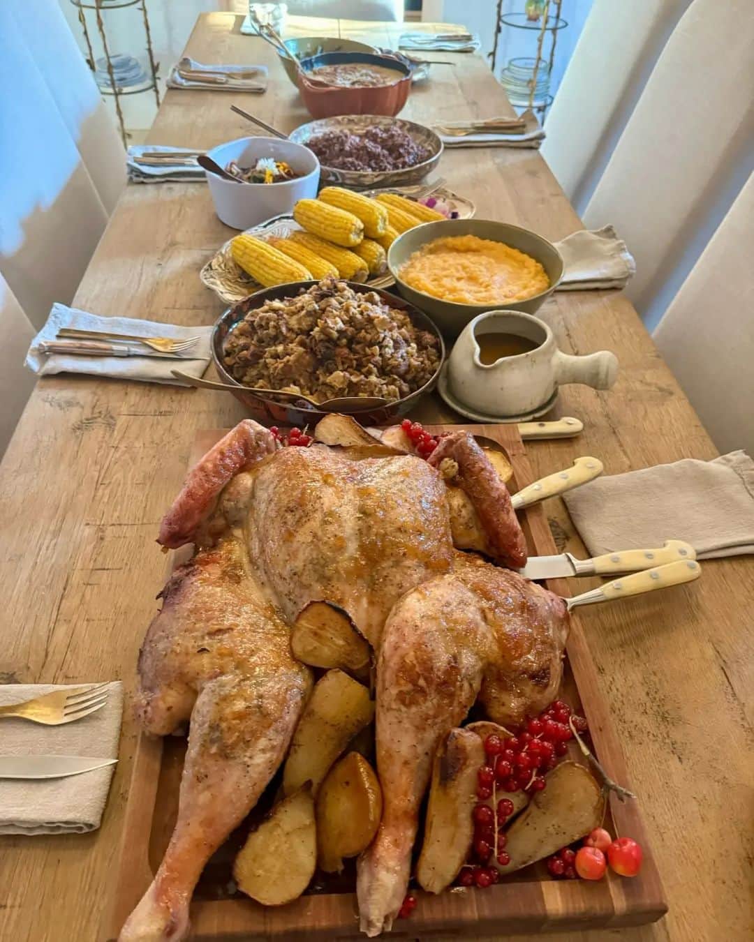 レイチェル・レイのインスタグラム：「So grateful for the work ahead in the coming year 💪  So grateful for food and friends and the blessing of a meal to share at home.  🔹Turkey roasted over apple celery onion stuffing w chestnuts  🔹Mashed pumpkin parsnip and potatoes  🔹Wild rice with cranberries nuts and seeds  🔹Celery root soup w crispy shallots  🔹Corn on cob w butter hot sauce and lemon  🔹Gravy  🔹Green beans w shallots   HAPPY TURKEY DAY!!! 🦃」