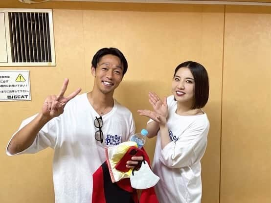 清武弘嗣のインスタグラム：「真央ちゃんの、ツアーファイナル大阪に行ってきました！ 最高すぎました！ 本当にパワーをもらえました！ そして、ファンの方々から愛されてる真央ちゃんをみて、尊敬と共にもっと自分も頑張ろうと思いました！ 本当にありがとう😊 ツアーお疲れ様でした👏 . #阿部真央 #清武弘嗣 #大分県 #同い年 #まだまだお互い頑張りましょう」