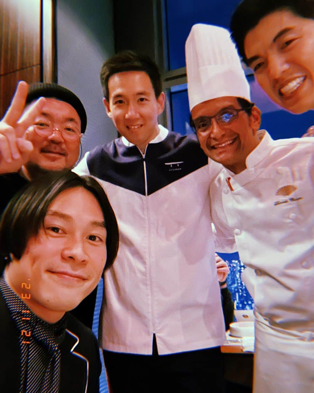 GO AKIMOTOさんのインスタグラム写真 - (GO AKIMOTOInstagram)「・・・ @mo_tokyo   6 HANDS COLLABORATION DINNER LE DU × KYO BAR × THE PIZZA BAR ON 38TH  一夜限りのコラボレーションディナーに集った数々の輝かしい受賞歴を持つ3人のシェフと、応援に駆けつけていた @lacime_japan 高田シェフと記念撮影  世界で活躍するトップシェフたちを独り占めさせてもらった贅沢な1枚になりました  #mo_go #mandarinorientaltokyo #motokyo #mandarionoriental #ImAfan #worldoffans  #マンダリンオリエンタル東京 #ブランドアンバサダー  ・・・・・・・・・・」11月24日 8時00分 - go_akimoto