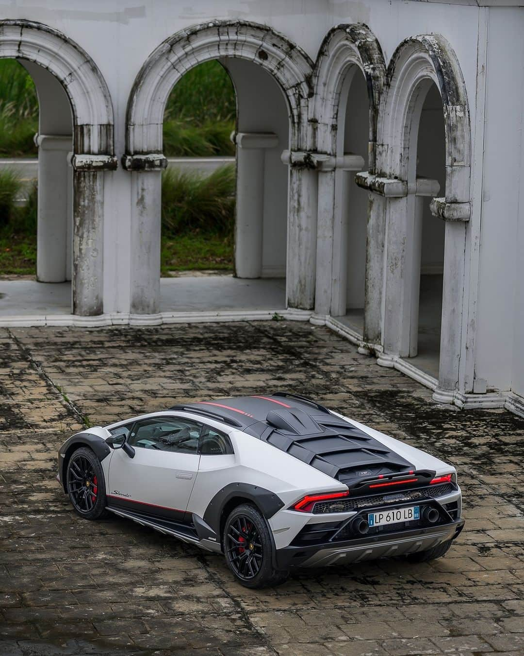 ランボルギーニさんのインスタグラム写真 - (ランボルギーニInstagram)「Huracán Sterrato is ready to take you anywhere and everywhere, even when asphalt ends.  __ Huracán Sterrato: fuel consumption combined: 14,9 l/100km (WLTP); CO2-emissions combined: 337 g/km (WLTP)」11月24日 8時00分 - lamborghini