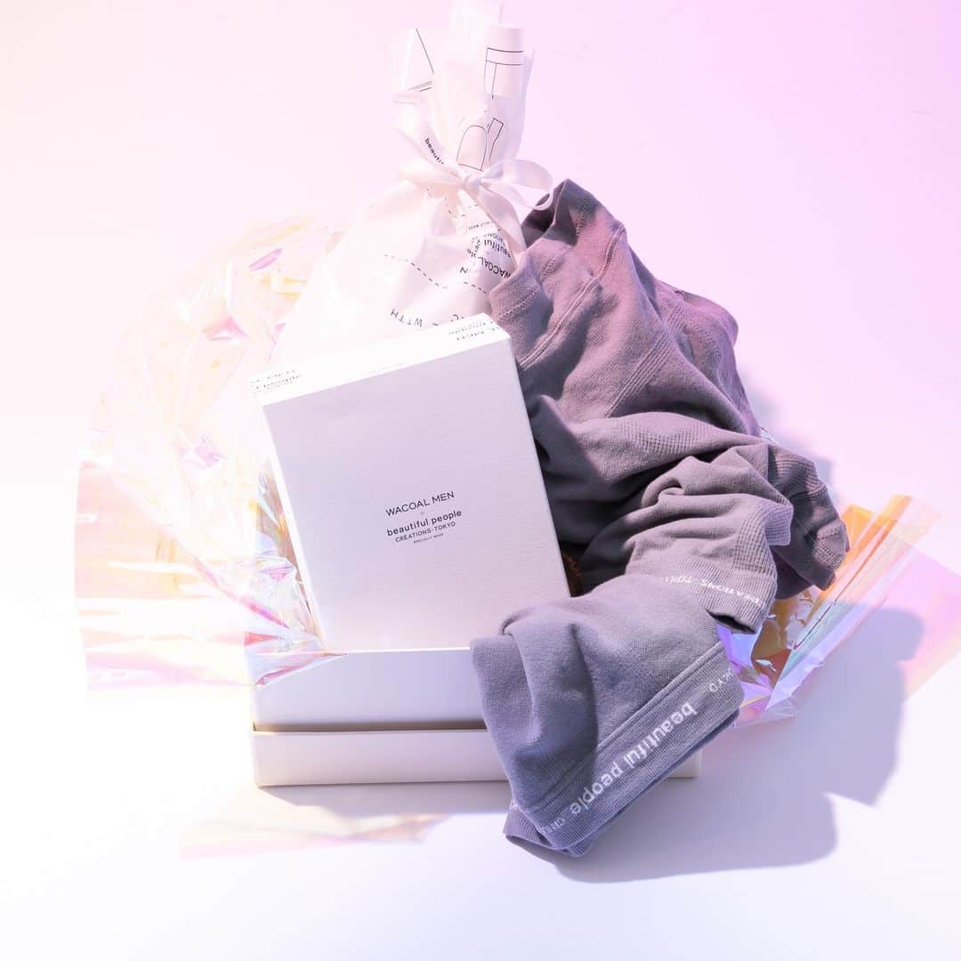 ビューティフルピープルのインスタグラム：「#holidaygift beautiful people Holiday 2023⁠ ⁠ 毎年ホリデーシーズンに登場する限定ショッパー、今年は「オーロラカラー」で登場します。 直営各店とオンラインストアにて 5,500円（税込）以上お買い上げで、オーロラカラーショッパーにてお渡しいたします。  オンラインストアにてご希望のお客様は、購入画面のチェックボックスにチェックをお願いいたします。 ワコールパンツ2点もしくはパンツ＋トップスのセットでご購入の方には、ワコール限定ギフトボックスも。こちらもご希望の方は、購入画面にてチェックボックスにチェックをお願いいたします。  ※《キャンペーン詳細》 期間：2023年11月23日(祝・木) 〜2023年12月25日(月) 23:59 対象条件：￥5,500(税込)以上ご購入   ※無くなり次第、シルバーのショッピングバッグでのご対応となりますのであらかじめご了承ください。 ⁠ ___⁠ ⁠ ⁠ ⁠【beautiful people 直営店舗⁠】⁠⁠⁠⁠ ⁠ ⁠ ■Online store⁠ www.beautiful-people.jp⁠ ⁠ ■Global Online store⁠ www.beautiful-people-creations-tokyo.com⁠ ⁠ ■ 青山店⁠⁠⁠⁠ 東京都港区南青山3-16-6⁠⁠⁠⁠ ⁠⁠⁠⁠ ■ 新宿伊勢丹店（ @restyle_tokyo_isetanmitsukoshi ）⁠⁠⁠⁠ 伊勢丹新宿店本館2階⁠⁠⁠⁠ TOKYOクローゼット/リ・スタイルTOKYO⁠⁠⁠⁠ ※三越伊勢丹リモートショッピングアプリからもお問い合わせ可⁠ ⁠⁠⁠⁠ ■ 渋谷PARCO店（ @parco_shibuya_official ）⁠⁠⁠⁠ 渋谷パルコ 2F⁠⁠⁠⁠ ⁠⁠⁠⁠⁠⁠⁠⁠※メンズ対応サイズ展開中⁠ ⁠ ■ ジェイアール名古屋タカシマヤ店（@style_and_edit_nagoya ）⁠⁠⁠⁠ ジェイアール名古屋タカシマヤ4階　モード＆トレンド「スタイル＆エディット」⁠⁠⁠⁠ ⁠⁠⁠⁠ ■⁠阪急うめだ店⁠⁠ (@hankyumode )⁠⁠⁠ 阪急うめだ本店 3階　モード⁠⁠⁠⁠ ⁠ ___⁠ ⁠ #beautifulpeople⁠⁠⁠ #ビューティフルピープル⁠⁠⁠ #gift  #holidaycollection⁠ #2023holiday⁠ #fashion」