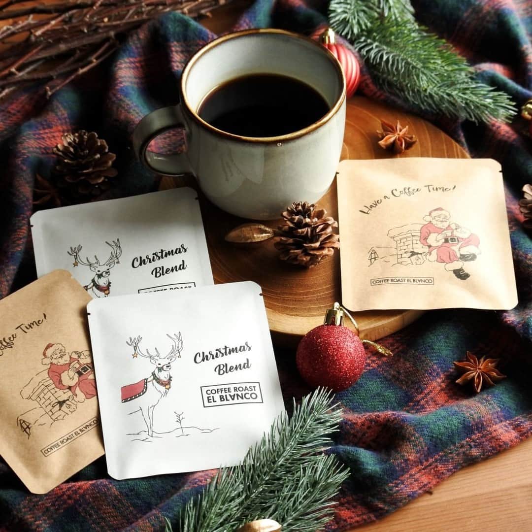 Creemaのインスタグラム：「サンタクロースとトナカイのパッケージに心躍る、クリスマスらしいドリップパックのセットです。 焼きたて＆挽きたてのコーヒーを丁寧に手詰めしているので、新鮮で香り高い本格的なコーヒーを楽しめます。  味わいはもちろんパッケージもおしゃれでシーズナルなコーヒーセットは、クリスマスシーズンのちょっとしたギフトにもきっと喜んでもらえるはず。  - - - - - -  ◾️クリスマスブレンド（トナカイ） 焼き菓子やケーキに合うような、コクと苦味のある味わいのテイスト。 ミルクとの相性もよいので、カフェオレやラテにも◎  ◾️旗の台スペシャル（サンタクロース） EL BLANCO デザイン部さんのオリジナルブレンド。 アメリカンタイプのライトな味わいで、バランスが良く後味はすっきり。  - - - - - -  ▶︎ 【 季節限定 】クリスマスDRIP BAG ギフトset [ 自家焙煎コーヒー / ドリップバック ] ／ ￥1,880 （EL BLANCO デザイン部さん） https://www.creema.jp/item/14899838/detail  ▶ ご紹介した作品の詳細はプロフィールのリンクからぜひ。→ @creemajp  #コーヒー #コーヒーのある暮らし #ドリップパック #ドリップコーヒー #クリスマスギフト #ホームパーティ #おうちカフェ #コーヒー好き #Creema #handmade #クリーマ #ハンドメイド」