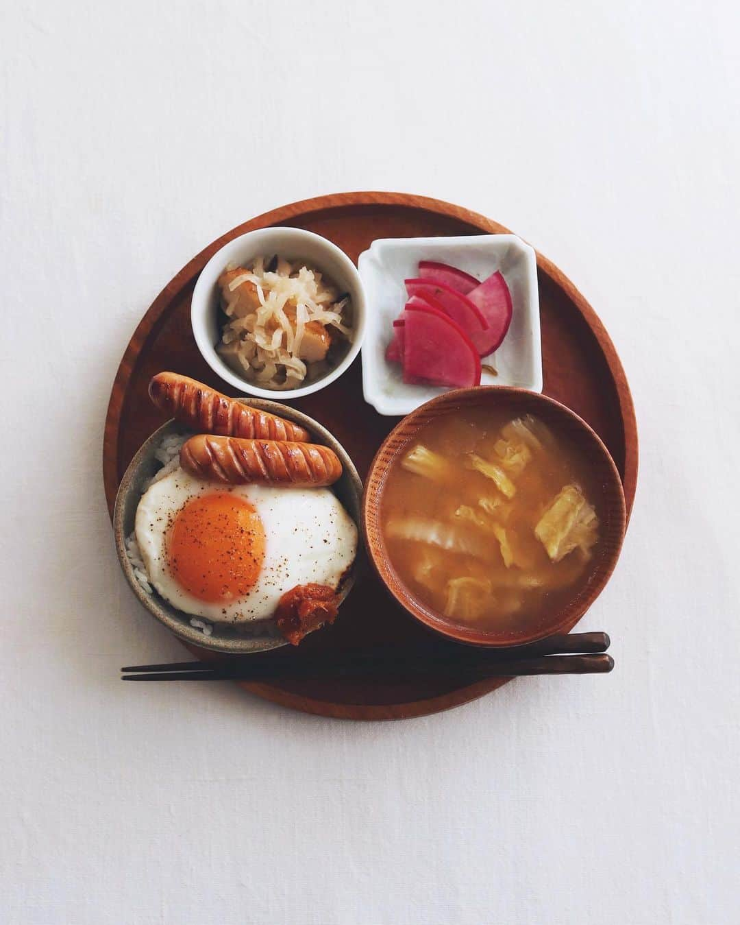 樋口正樹のインスタグラム：「Today's breakfast 🍳 . 今朝は定番のっけごはん 目玉焼き＆ウインナーと、 白菜みそ汁、紅かぶ漬け、 切り干し大根の煮ものー😋  では、食べて片付けたら キャンプ行って来ますー🏕  . #目玉焼き #ウインナー #紅かぶ浅漬け #切り干し大根 #白菜の味噌汁 #のっけご飯 #ラブパク #breakfast」