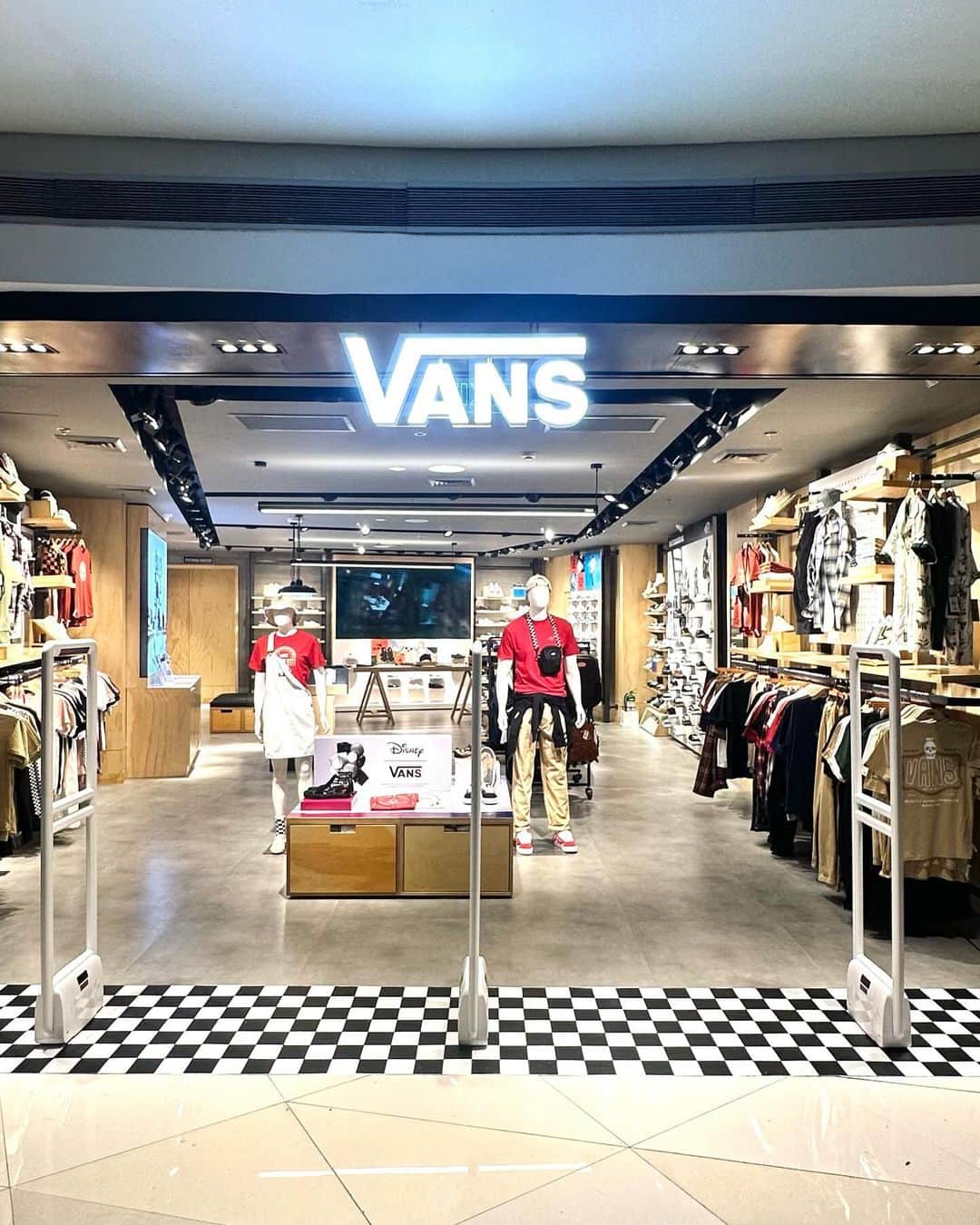Vans Philippinesのインスタグラム：「𝐏𝐞𝐞𝐩 𝐨𝐮𝐫 𝐟𝐫𝐞𝐬𝐡 𝐬𝐭𝐨𝐫𝐞 𝐚𝐭 𝐀𝐲𝐚𝐥𝐚 𝐌𝐚𝐥𝐥𝐬 𝐓𝐫𝐢𝐧𝐨𝐦𝐚, 𝐍𝐎𝐖 𝐎𝐏𝐄𝐍.   Our newly revamped store at Ayala Malls, Trinoma is NOW OPEN! Get those boards rolling and visit us at Level 1. An exclusive FREE KNITTED WOVEN BAG awaits the first 100 customers with a minimum single-receipt purchase of P8,000.   Look forward to seeing you, fam!  #vansphilippines」
