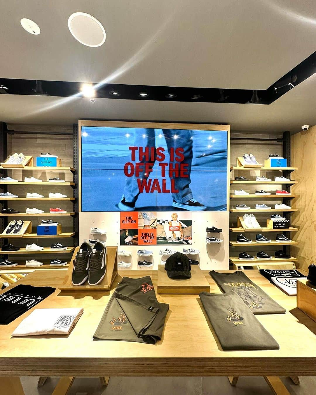 Vans Philippinesさんのインスタグラム写真 - (Vans PhilippinesInstagram)「𝐏𝐞𝐞𝐩 𝐨𝐮𝐫 𝐟𝐫𝐞𝐬𝐡 𝐬𝐭𝐨𝐫𝐞 𝐚𝐭 𝐀𝐲𝐚𝐥𝐚 𝐌𝐚𝐥𝐥𝐬 𝐓𝐫𝐢𝐧𝐨𝐦𝐚, 𝐍𝐎𝐖 𝐎𝐏𝐄𝐍.   Our newly revamped store at Ayala Malls, Trinoma is NOW OPEN! Get those boards rolling and visit us at Level 1. An exclusive FREE KNITTED WOVEN BAG awaits the first 100 customers with a minimum single-receipt purchase of P8,000.   Look forward to seeing you, fam!  #vansphilippines」11月24日 13時29分 - vansphilippines