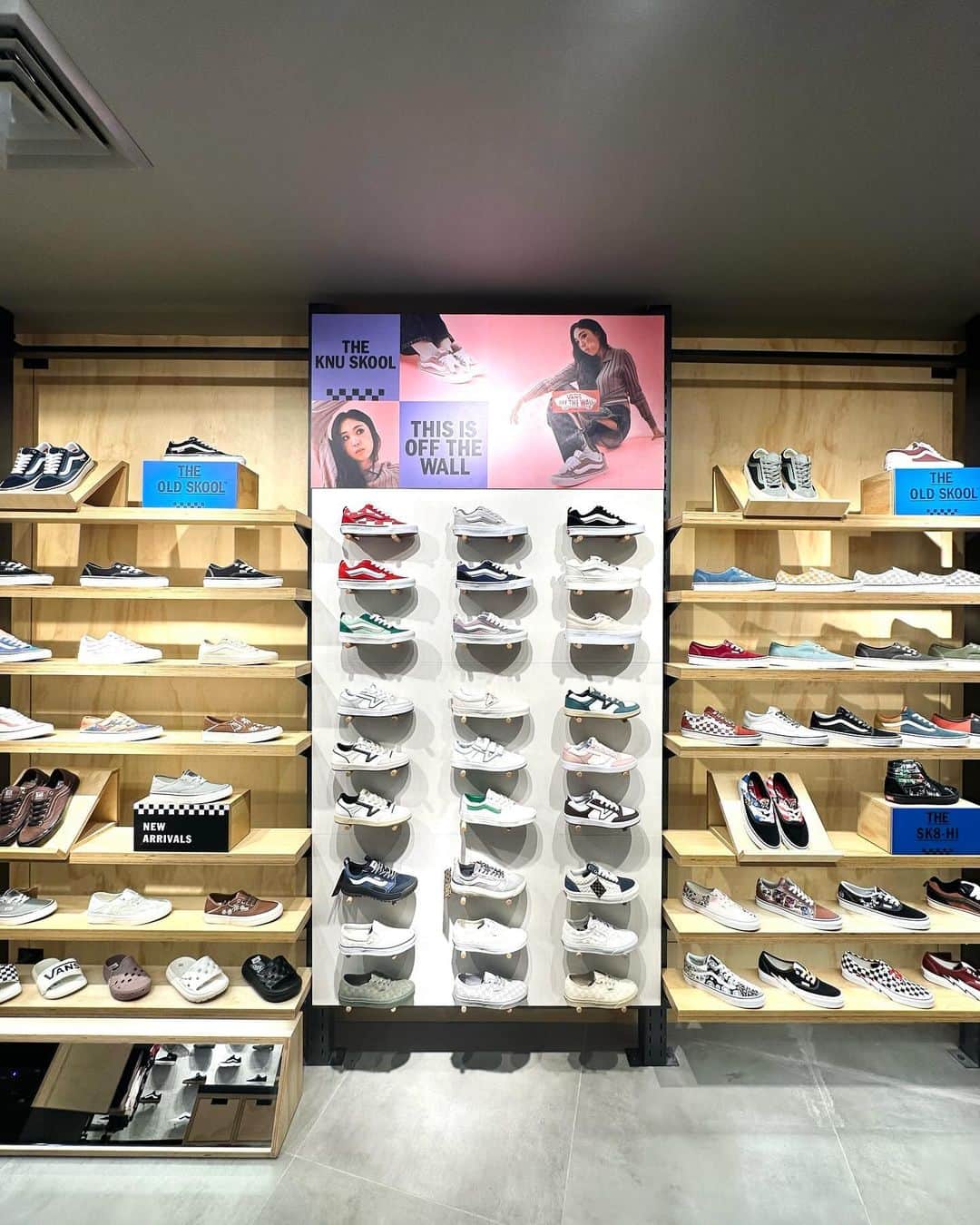 Vans Philippinesさんのインスタグラム写真 - (Vans PhilippinesInstagram)「𝐏𝐞𝐞𝐩 𝐨𝐮𝐫 𝐟𝐫𝐞𝐬𝐡 𝐬𝐭𝐨𝐫𝐞 𝐚𝐭 𝐀𝐲𝐚𝐥𝐚 𝐌𝐚𝐥𝐥𝐬 𝐓𝐫𝐢𝐧𝐨𝐦𝐚, 𝐍𝐎𝐖 𝐎𝐏𝐄𝐍.   Our newly revamped store at Ayala Malls, Trinoma is NOW OPEN! Get those boards rolling and visit us at Level 1. An exclusive FREE KNITTED WOVEN BAG awaits the first 100 customers with a minimum single-receipt purchase of P8,000.   Look forward to seeing you, fam!  #vansphilippines」11月24日 13時29分 - vansphilippines