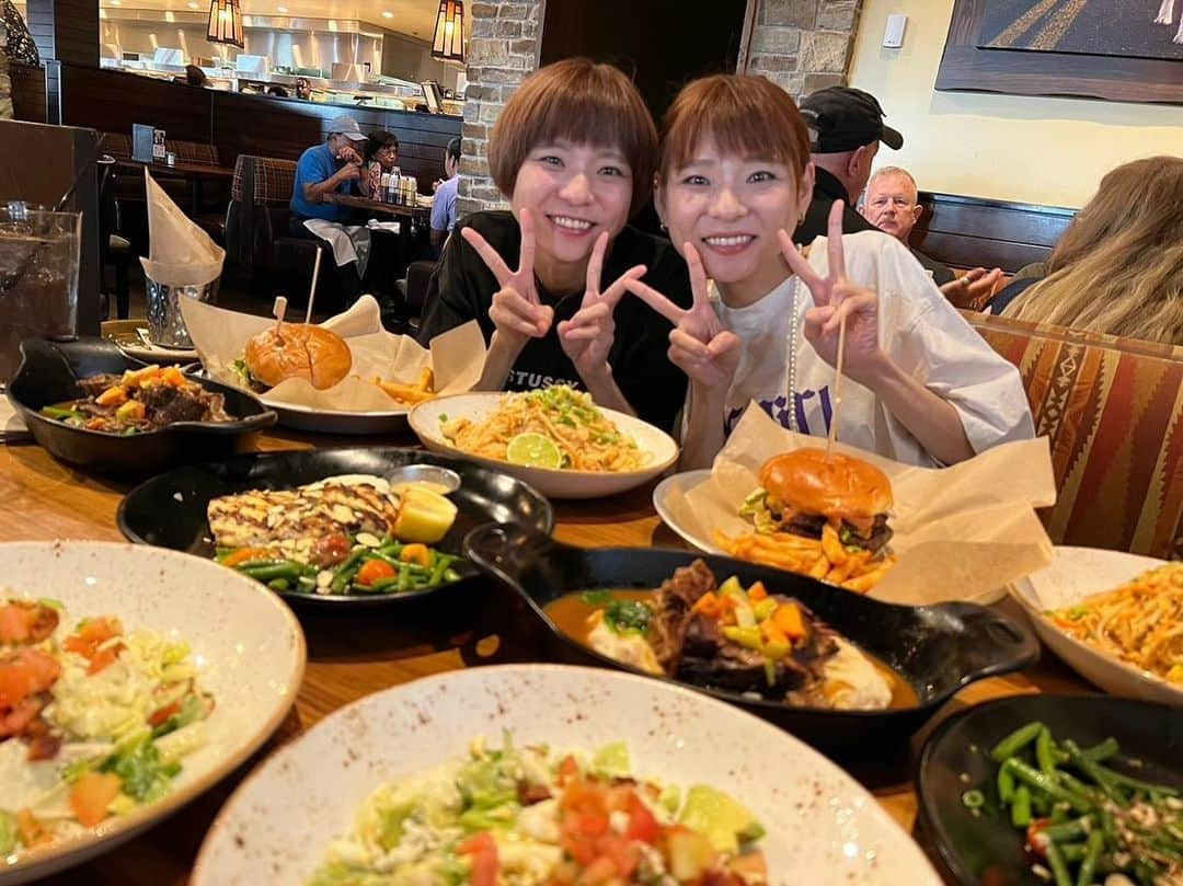 あこさんのインスタグラム写真 - (あこInstagram)「Las Vegas🇺🇸Day4 lunch🍴お店の名前忘れてしまった🥲 この日は最後のラスベガスでのご飯！ハンバーガーやお肉系、煮込み系、パッタイなどなど色々楽しめた😍デザートのブラウニーも濃厚激甘で最高やった😍どれもめちゃくちゃ美味しかった！そして店員さん、これ本当に全部食べるの！？ってびっくりしとった😂 #lasvegas #大食い #双子 #はらぺこツインズ #大食い女子 #먹방 #대식가 #먹팔  #먹스타그램 #大胃王 #モッパン #ความตะกละ #Ham ăn #Gula」11月24日 13時30分 - harapeko__ako