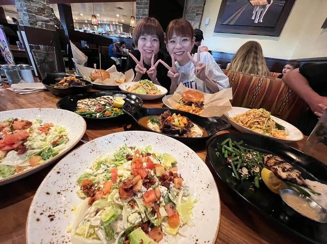 あこさんのインスタグラム写真 - (あこInstagram)「Las Vegas🇺🇸Day4 lunch🍴お店の名前忘れてしまった🥲 この日は最後のラスベガスでのご飯！ハンバーガーやお肉系、煮込み系、パッタイなどなど色々楽しめた😍デザートのブラウニーも濃厚激甘で最高やった😍どれもめちゃくちゃ美味しかった！そして店員さん、これ本当に全部食べるの！？ってびっくりしとった😂 #lasvegas #大食い #双子 #はらぺこツインズ #大食い女子 #먹방 #대식가 #먹팔  #먹스타그램 #大胃王 #モッパン #ความตะกละ #Ham ăn #Gula」11月24日 13時30分 - harapeko__ako