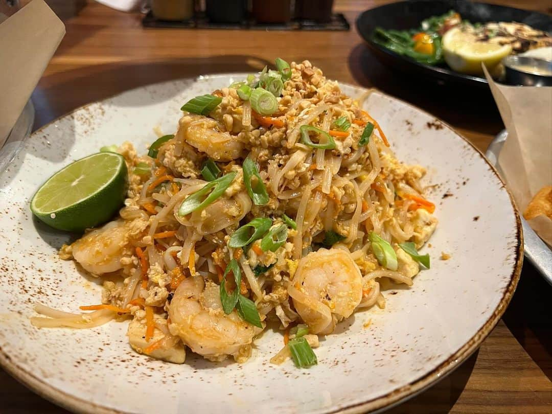 あこさんのインスタグラム写真 - (あこInstagram)「Las Vegas🇺🇸Day4 lunch🍴お店の名前忘れてしまった🥲 この日は最後のラスベガスでのご飯！ハンバーガーやお肉系、煮込み系、パッタイなどなど色々楽しめた😍デザートのブラウニーも濃厚激甘で最高やった😍どれもめちゃくちゃ美味しかった！そして店員さん、これ本当に全部食べるの！？ってびっくりしとった😂 #lasvegas #大食い #双子 #はらぺこツインズ #大食い女子 #먹방 #대식가 #먹팔  #먹스타그램 #大胃王 #モッパン #ความตะกละ #Ham ăn #Gula」11月24日 13時30分 - harapeko__ako