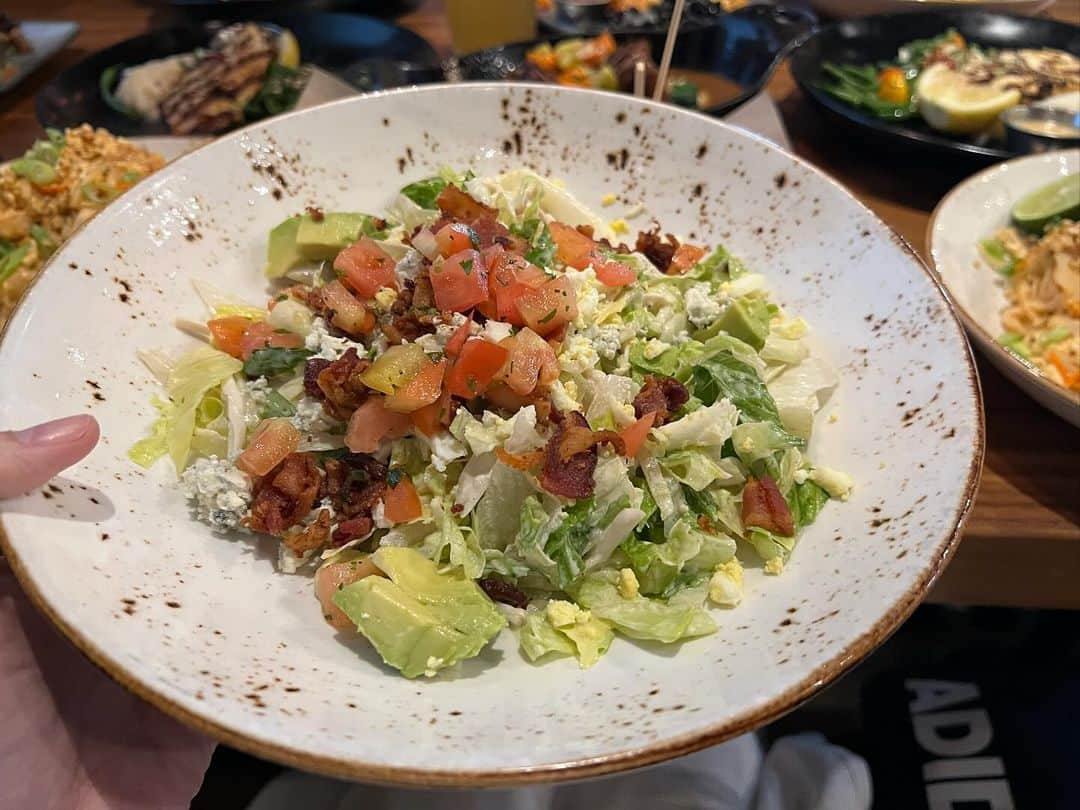 あこさんのインスタグラム写真 - (あこInstagram)「Las Vegas🇺🇸Day4 lunch🍴お店の名前忘れてしまった🥲 この日は最後のラスベガスでのご飯！ハンバーガーやお肉系、煮込み系、パッタイなどなど色々楽しめた😍デザートのブラウニーも濃厚激甘で最高やった😍どれもめちゃくちゃ美味しかった！そして店員さん、これ本当に全部食べるの！？ってびっくりしとった😂 #lasvegas #大食い #双子 #はらぺこツインズ #大食い女子 #먹방 #대식가 #먹팔  #먹스타그램 #大胃王 #モッパン #ความตะกละ #Ham ăn #Gula」11月24日 13時30分 - harapeko__ako