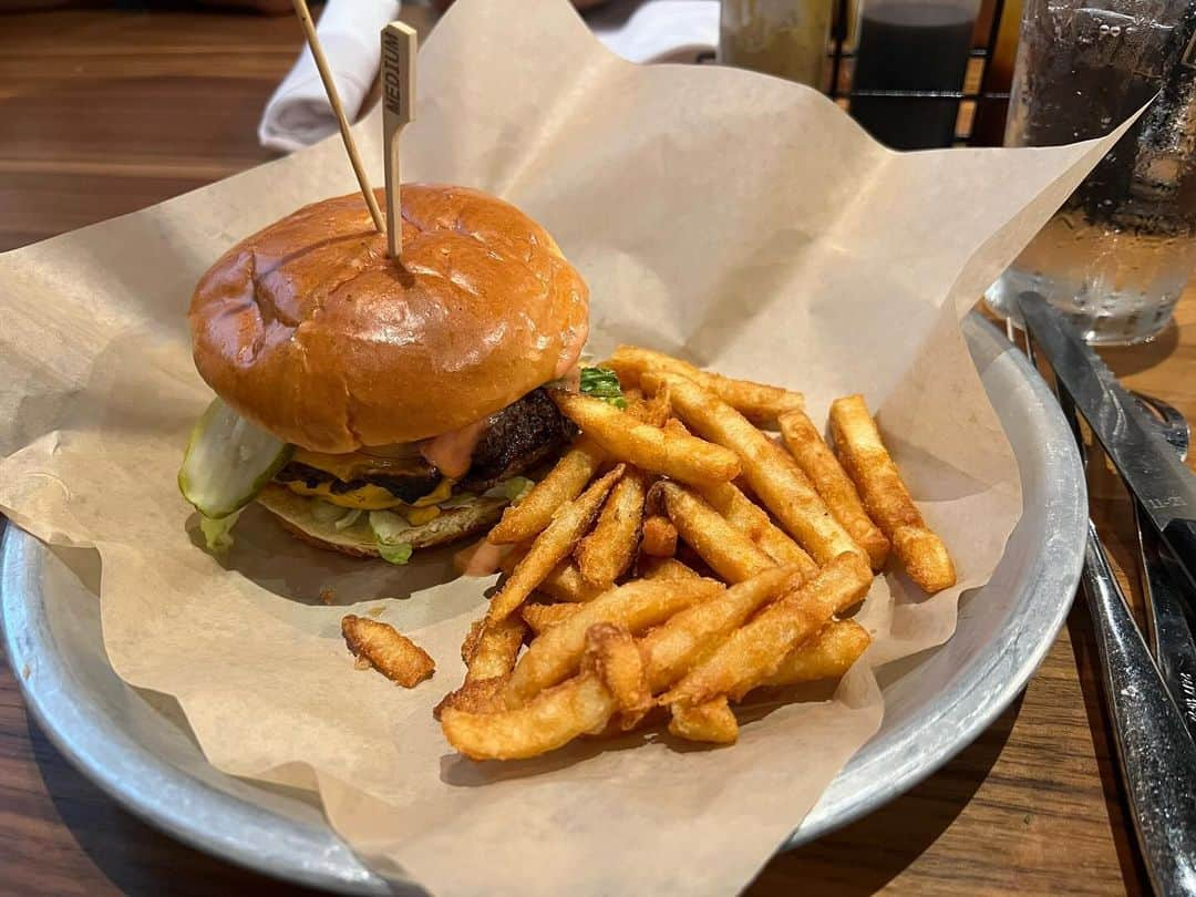 あこのインスタグラム：「Las Vegas🇺🇸Day4 lunch🍴お店の名前忘れてしまった🥲 この日は最後のラスベガスでのご飯！ハンバーガーやお肉系、煮込み系、パッタイなどなど色々楽しめた😍デザートのブラウニーも濃厚激甘で最高やった😍どれもめちゃくちゃ美味しかった！そして店員さん、これ本当に全部食べるの！？ってびっくりしとった😂 #lasvegas #大食い #双子 #はらぺこツインズ #大食い女子 #먹방 #대식가 #먹팔  #먹스타그램 #大胃王 #モッパン #ความตะกละ #Ham ăn #Gula」