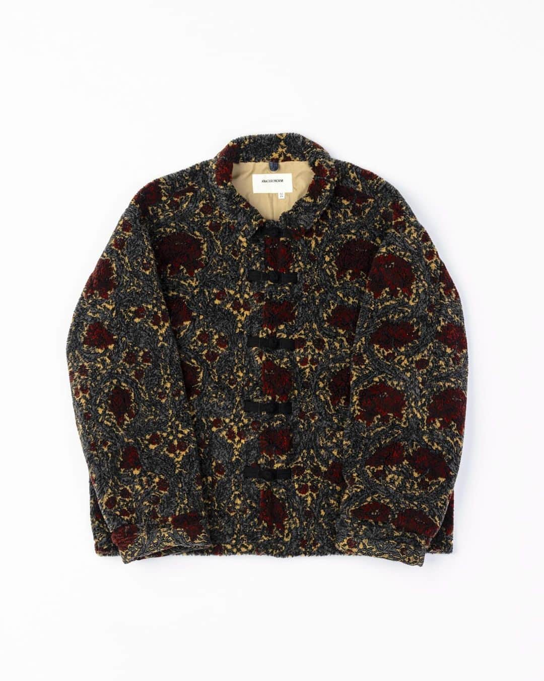アナクロノームのインスタグラム：「. AN260 FLEECE CHINA JACKET RED×GRAY  [アイテム : フリースチャイナジャケット] [Item : Fleece China Jacket]  ■23SSのチャイナシャツのシルエットに柄ボアフリースを採用し、アウターとしてアップデート。 袖口を折り返してチャイナシャツライクに着用するのもおすすめです。  ■生地 : リサイクルポリエステル 保温性が高く立体感のある柄が特徴的なボア素材。 とても軽量で、ストレスなく着用していただけます。  ■素材 : POLYESTER 100%   袖はあえて長く設計しておりますので、折り返して着用くださいませ。    海外発送も可能です。 Overseas dispatch is also possible.   MODEL 身長：181cm 体重：88kg 着用：SIZE 02」