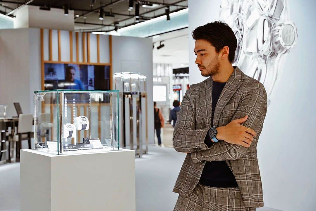 石倉ノアさんのインスタグラム写真 - (石倉ノアInstagram)「HUBLOT LOVES ART  2023年11月22日（水）～11月28日（火）ポップアップ伊勢丹新宿店本館1階=ザ・ステージにて開催されているポップアップブティック「HUBLOT LOVES ART」にお邪魔してきました！  先日発表された村上隆さんとのコラボレーションはサファイアクリスタルケースでセンターにトゥールビヨンという珍しい限定モデル。 もちろん金額も凄じいのに既に完売みたいで。  そのほかにも新作モデルが多数展示しており、ウブロの世界観を感じながらウブロを体感できる。 僕は昔から気になっていたキングウニコが好きでほしいなと思いながら、ケース素材、ストラップなど色々な組み合わせがあるから迷いながらも来年欲しいなと密かに計画🤣  ご興味ある方は是非POP UPに足を運んでみてください！！  @hublot @hublot_japan  #pr #ad #Hublot #ウブロ」11月24日 13時32分 - zeppelin.noah