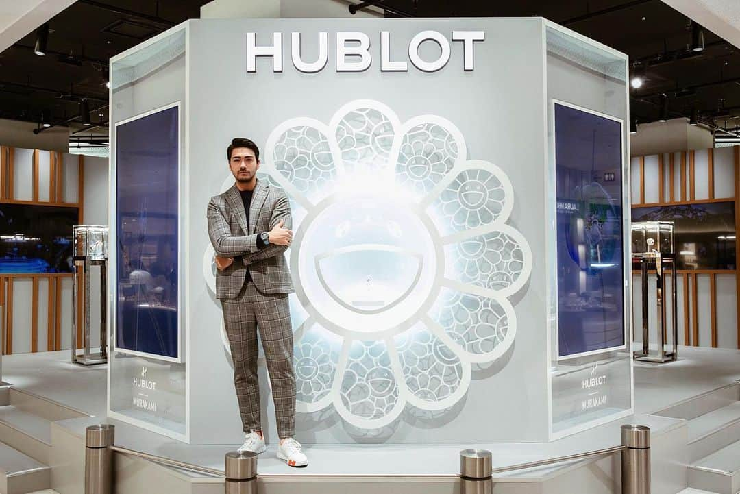 石倉ノアさんのインスタグラム写真 - (石倉ノアInstagram)「HUBLOT LOVES ART  2023年11月22日（水）～11月28日（火）ポップアップ伊勢丹新宿店本館1階=ザ・ステージにて開催されているポップアップブティック「HUBLOT LOVES ART」にお邪魔してきました！  先日発表された村上隆さんとのコラボレーションはサファイアクリスタルケースでセンターにトゥールビヨンという珍しい限定モデル。 もちろん金額も凄じいのに既に完売みたいで。  そのほかにも新作モデルが多数展示しており、ウブロの世界観を感じながらウブロを体感できる。 僕は昔から気になっていたキングウニコが好きでほしいなと思いながら、ケース素材、ストラップなど色々な組み合わせがあるから迷いながらも来年欲しいなと密かに計画🤣  ご興味ある方は是非POP UPに足を運んでみてください！！  @hublot @hublot_japan  #pr #ad #Hublot #ウブロ」11月24日 13時32分 - zeppelin.noah