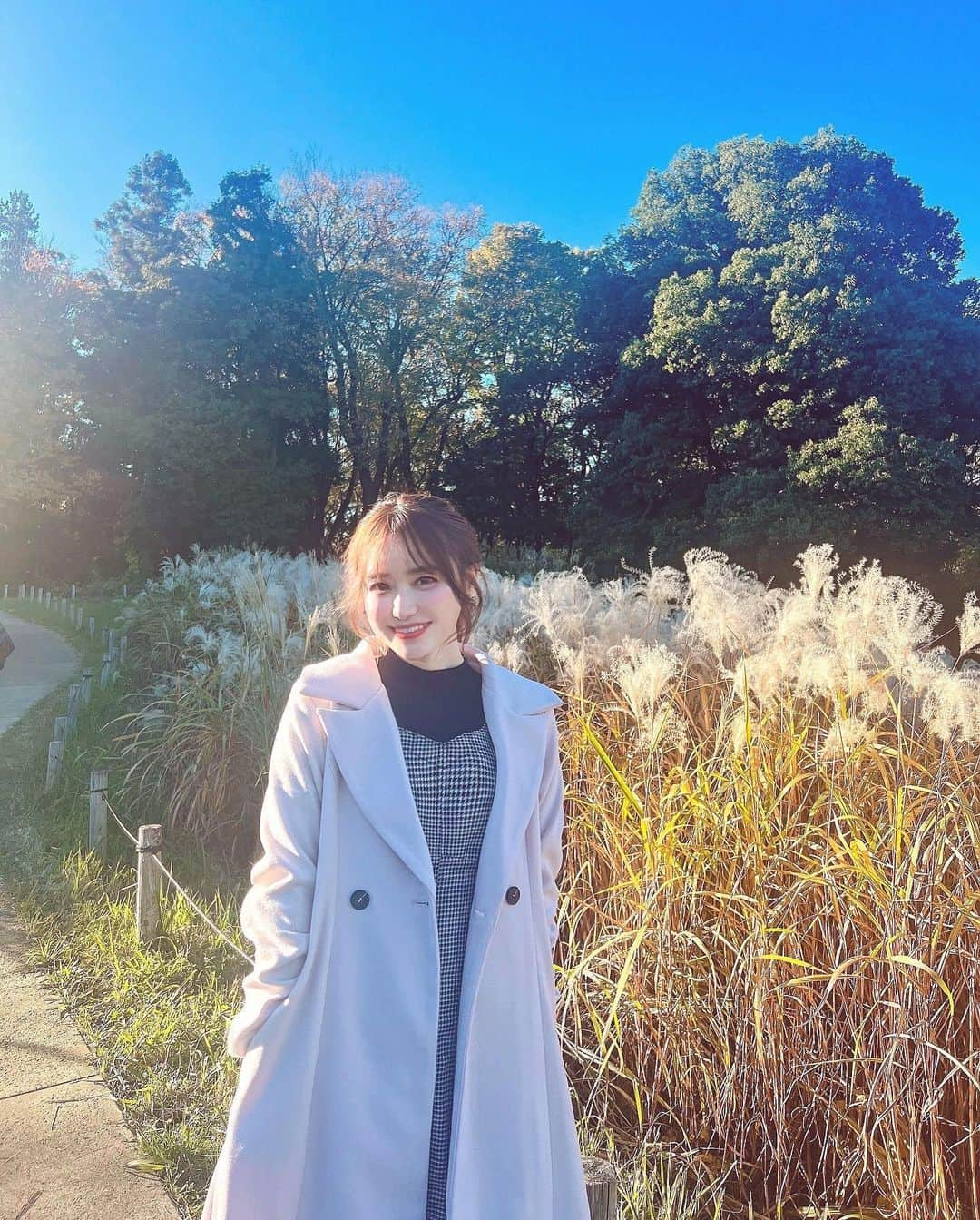 小越しほみのインスタグラム：「この間おでかけした時の🌾  もうすっかり冬の装いです😶‍🌫️  シルエットが綺麗なコートは @abitokyo_collection  ロングはやはりずっと外でもあったか🍵  .  .  #abitokyo #アビトウキョウ #pr #coat #ootd #冬コーデ #冬服コーデ #冬服 #コート #コートコーデ #ロングコート #顔タイプフェミニンコーデ #骨格ウェーブコーデ #ブルベ夏コーデ #ロングコートコーデ #白コート #町田薬師池公園四季彩の杜西園 #町田薬師池公園四季彩の杜 #町田薬師池公園 #町田観光 #町田 #町田市 #おでかけスポット #おでかけコーデ #お出かけ #おでかけ #お出かけスポット #お出かけコーデ #すすき #紅葉」