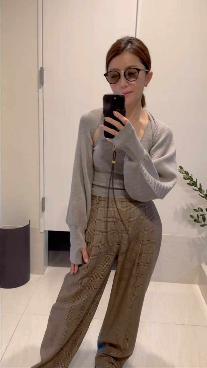 坂田陽子のインスタグラム：「え。 めちゃくちゃ暑い💦 ・ カップ付きのタンクトップと ショート丈ガーデのセットアップニット。 脇の所寒いやん？ と思いつつ 可愛くて買ってしまい、 いつ着ようと悩んでたけど、 正に今日やん🤭‼️ ・ 袖はたくしあげれば7分になり温度調整もできるし、 伸ばせば切り込み部分から親指出して 萌え袖風笑。 ・ 友達と今からラクーア笑 パッとすぐ脱げるのも良いね😂‼️」